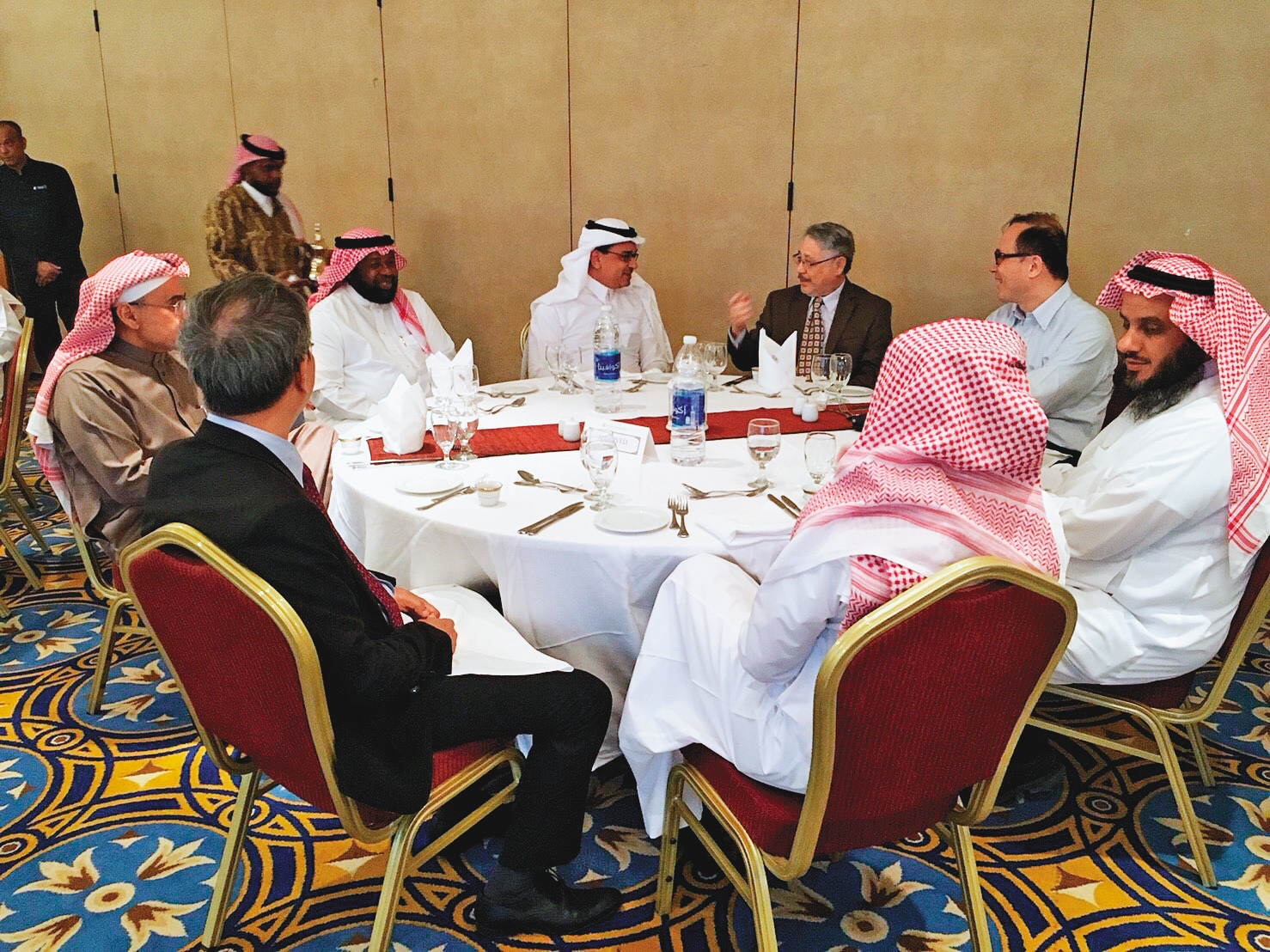 康信鴻被爆一手領取朱拜爾肥料公司提供的車馬費，又藉考察名義讓台肥支出機票，圖為2017年12月康出席朱拜爾董事會。（翻攝台肥官網）