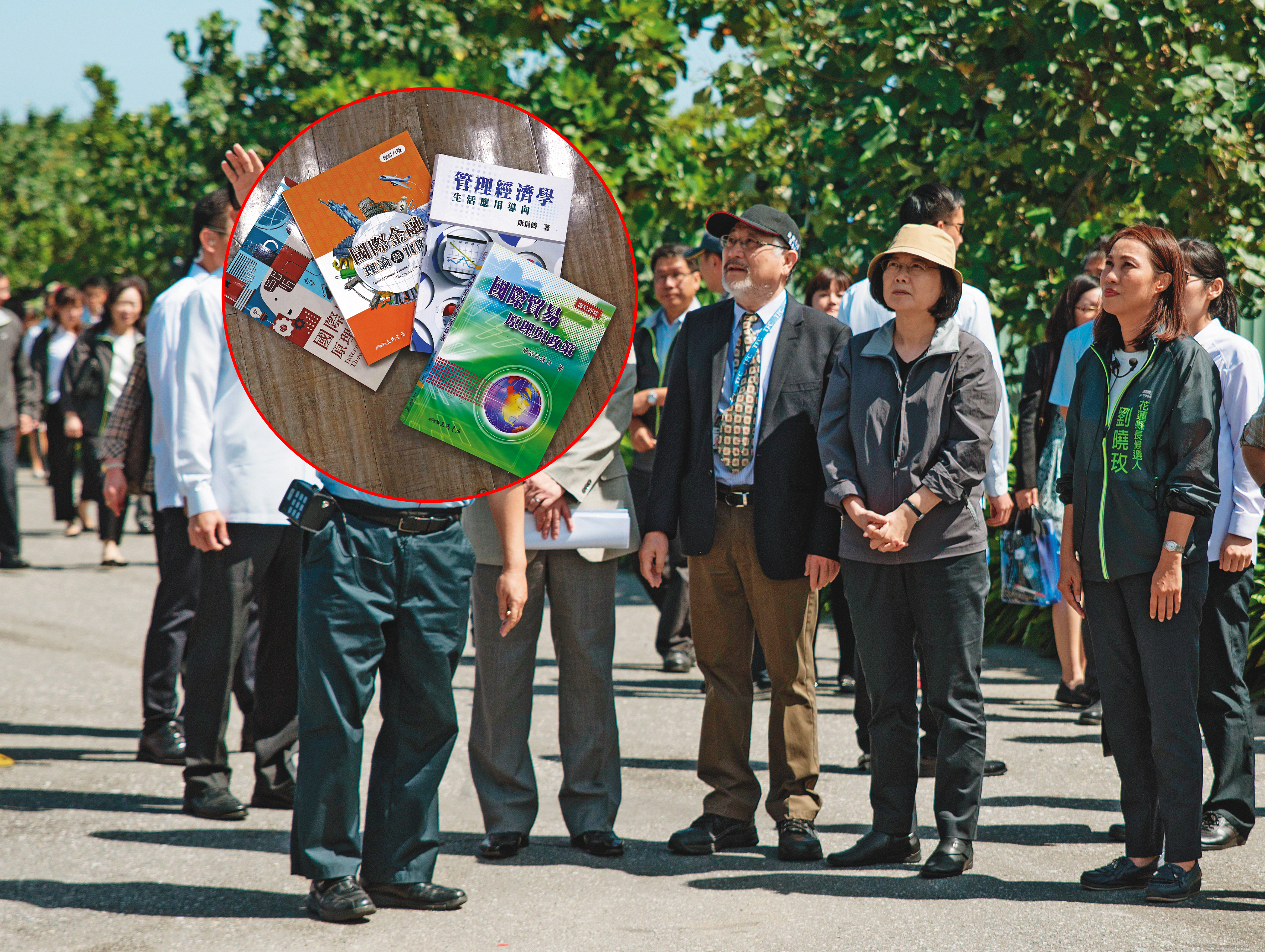 2018年10月民進黨行動中常會在花蓮台肥園區舉行,康信鴻與時任黨主席的總統蔡英文並肩在園區參觀。(翻攝台肥官網)