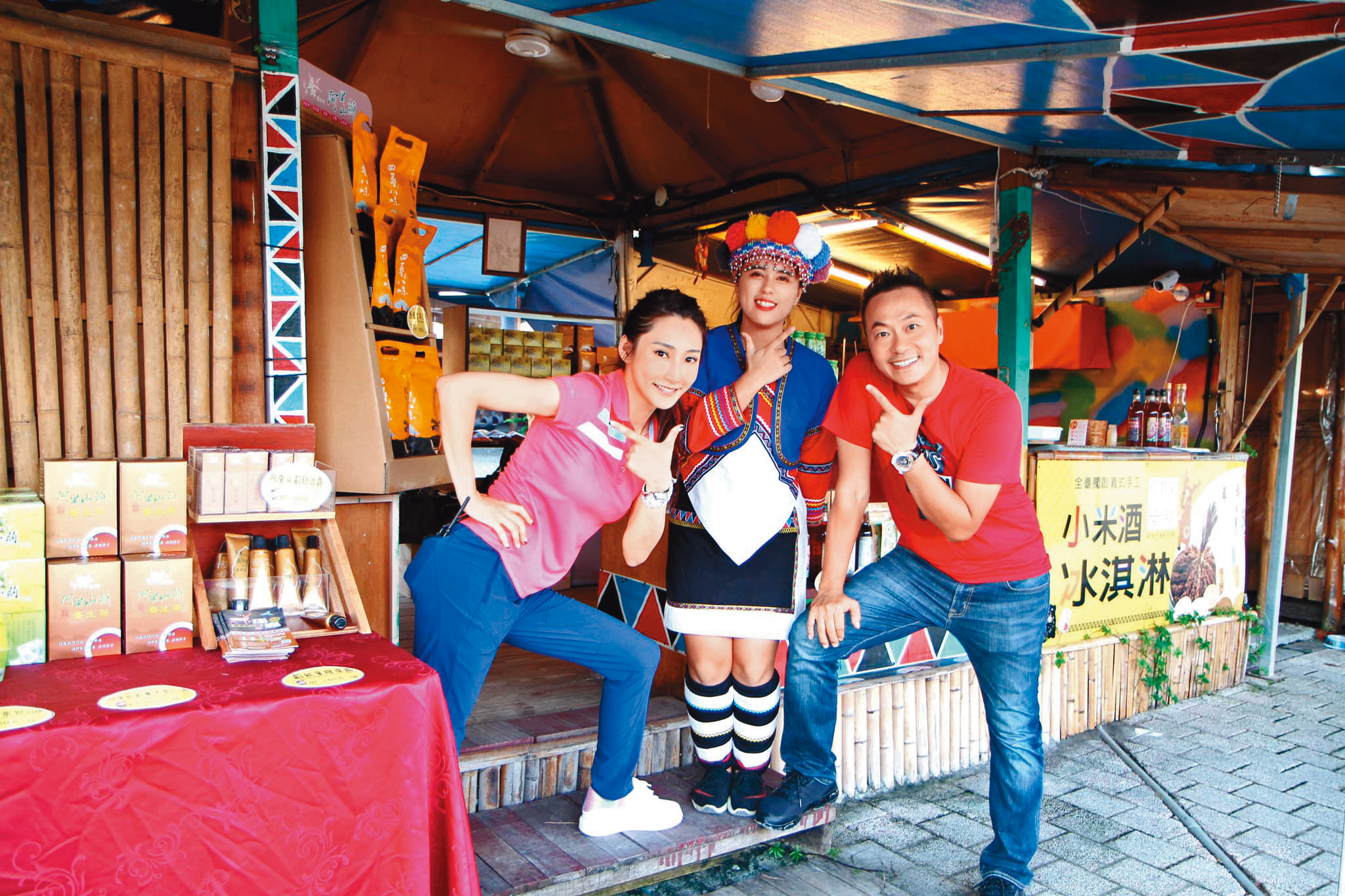 郭彥均見徐瑋婷（左）落水未伸援手，引起軒然大波，後製作單位改換張克帆（右）主持。（翻攝自《奇幻的旅程》臉書）