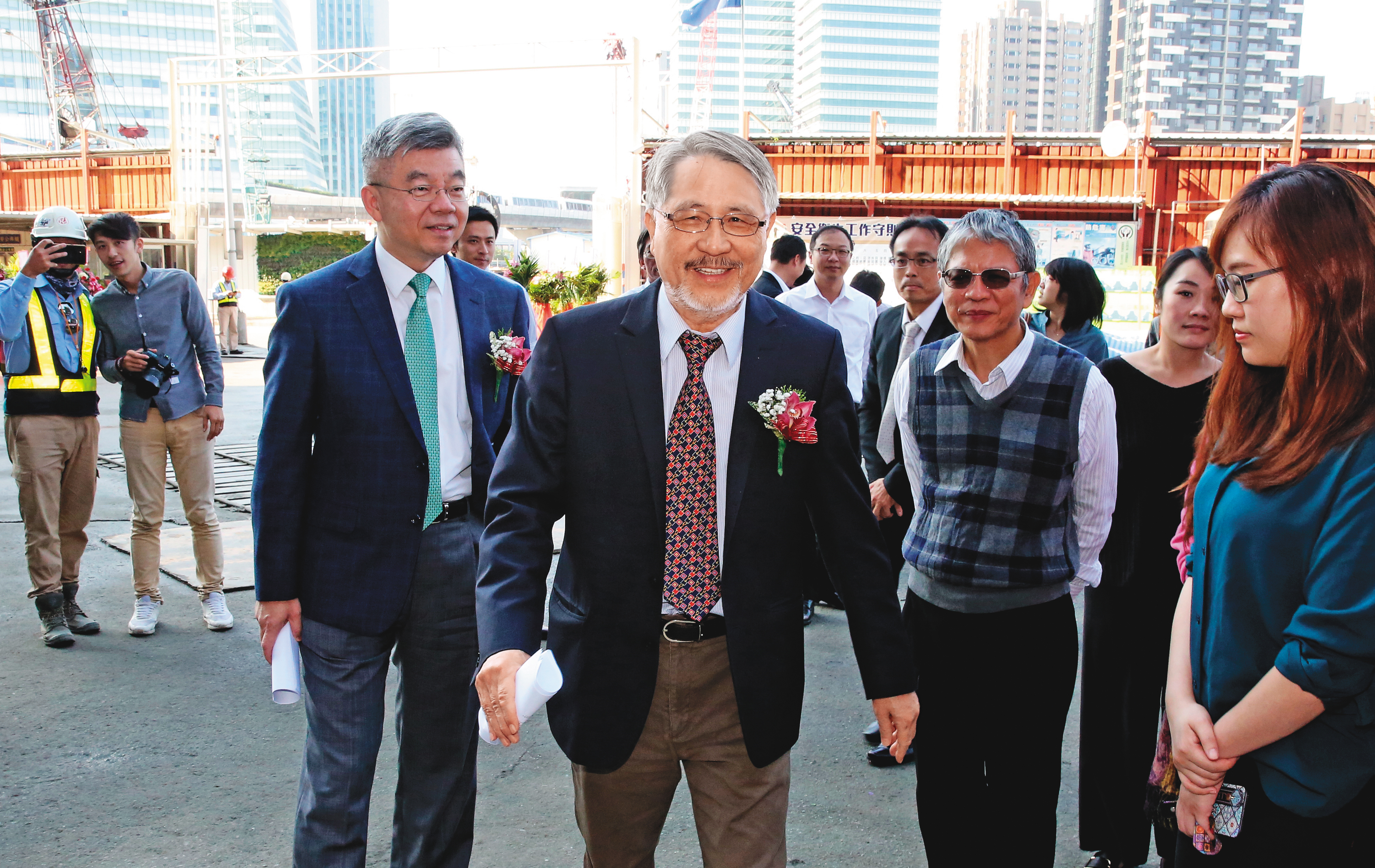 台肥董事長康信鴻（中）被爆擺爛，遲不處理南港C2開發案的變更設計及追加預算案，恐導致C2工程延宕。