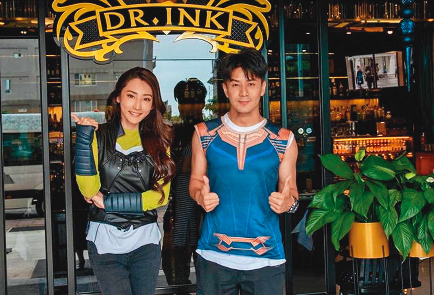 《奇幻的旅程》2月即將上檔，但首集就爆出主持人郭彥均（右）袖手旁觀主持新手徐瑋婷落水，害她險成高以翔第二。（翻攝自徐瑋婷臉書）