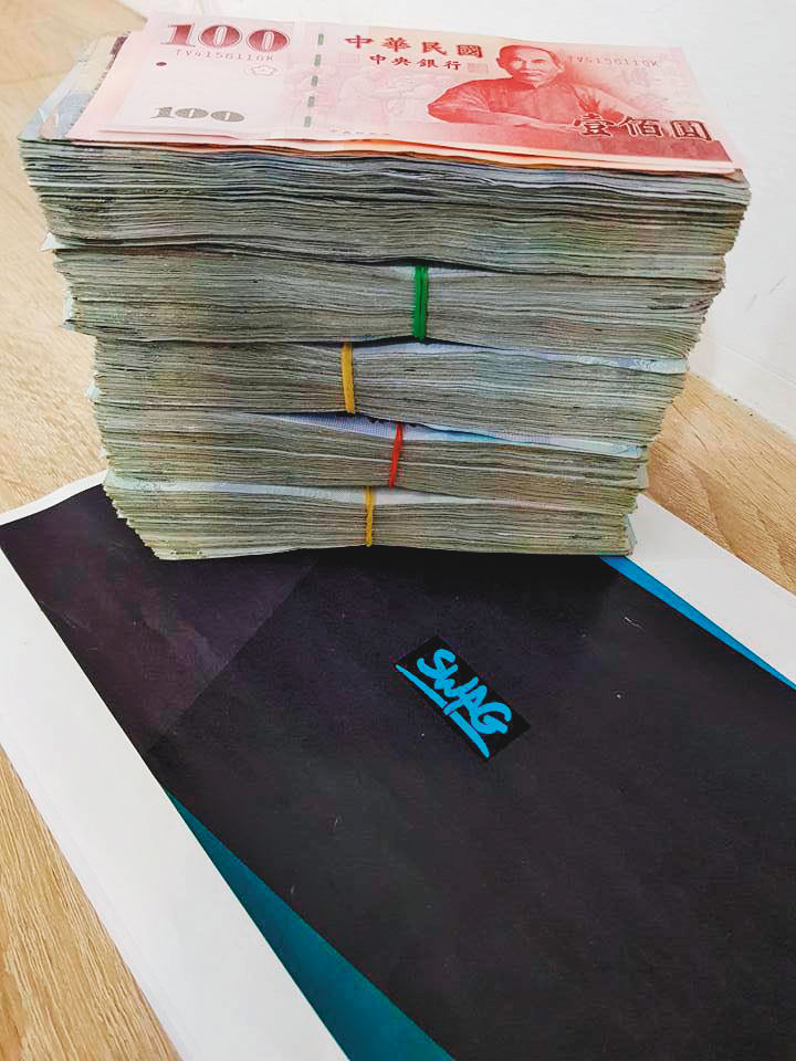 《SWAG》官方臉書秀出厚厚一疊鈔票，吸引作風大膽的直播主加入。（翻攝《SWAG》官方臉書）