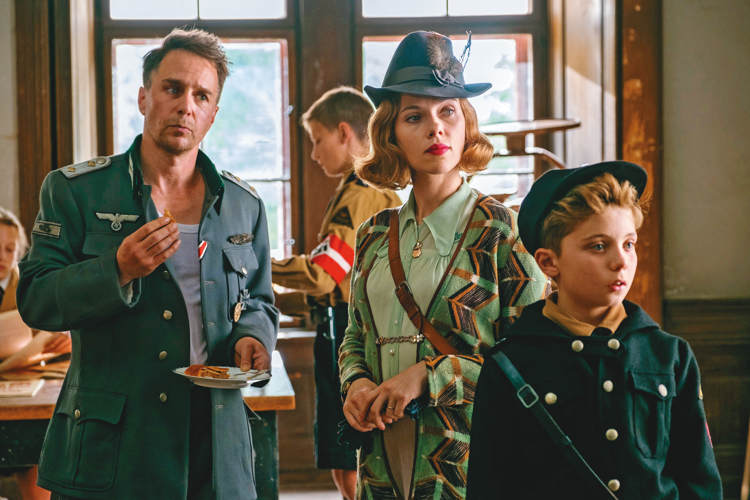 電影透過男孩視角出發，他的天真引爆了所有的政治不正確，童星演技好得嚇人，史嘉蕾喬韓森也大展冷面喜感。（福斯提供）