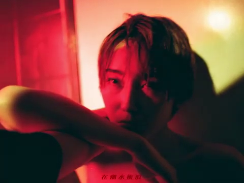 ØZI〈傳教士〉歌詞版MV尺度超露骨。（截圖自影片）