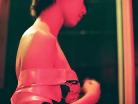 ØZI〈傳教士〉MV中的女主角全裸入鏡。（截圖自影片）