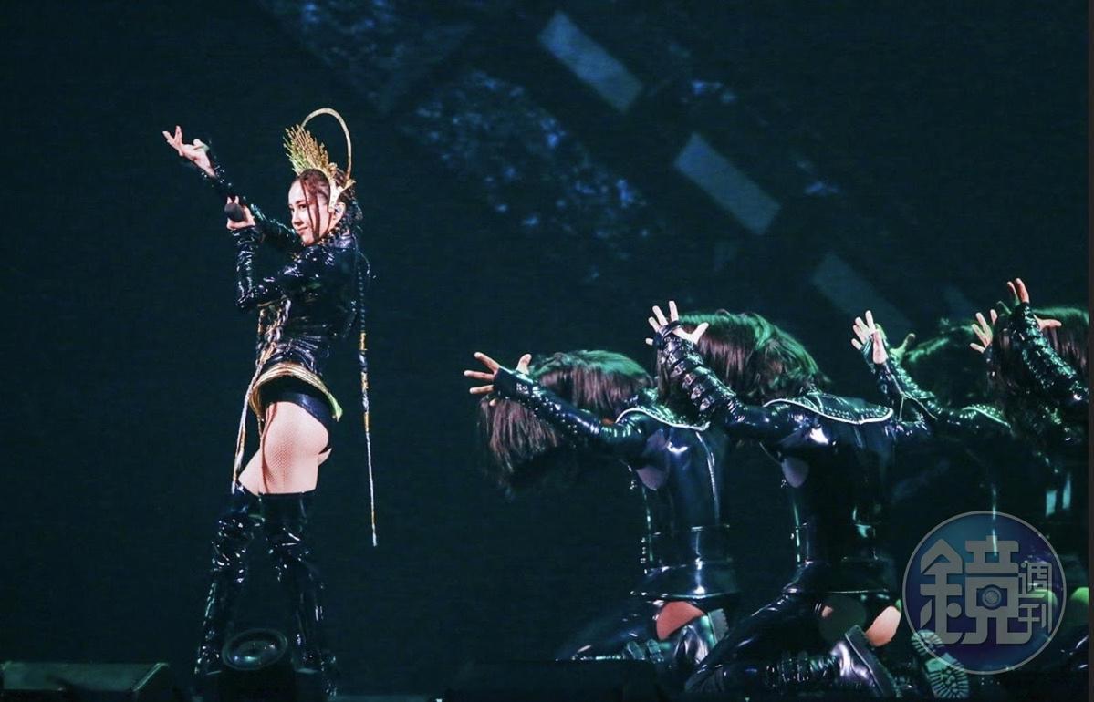 蔡依林與外國舞者,配合的天衣無縫。