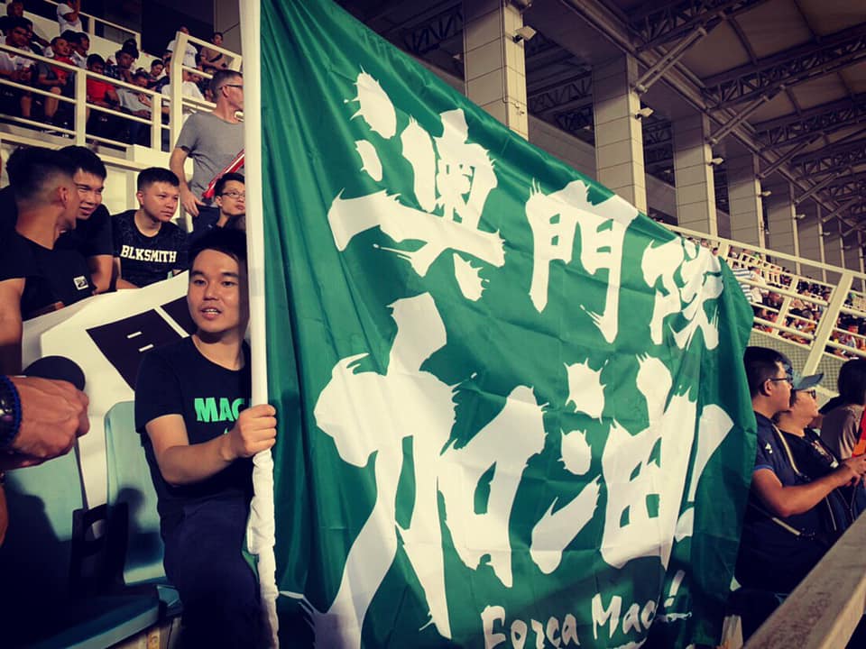 澳門最年輕的的議員蘇嘉豪（旗幟左邊）被視為澳門民主派政治明星。（網路截圖：Facebook/蘇嘉豪）