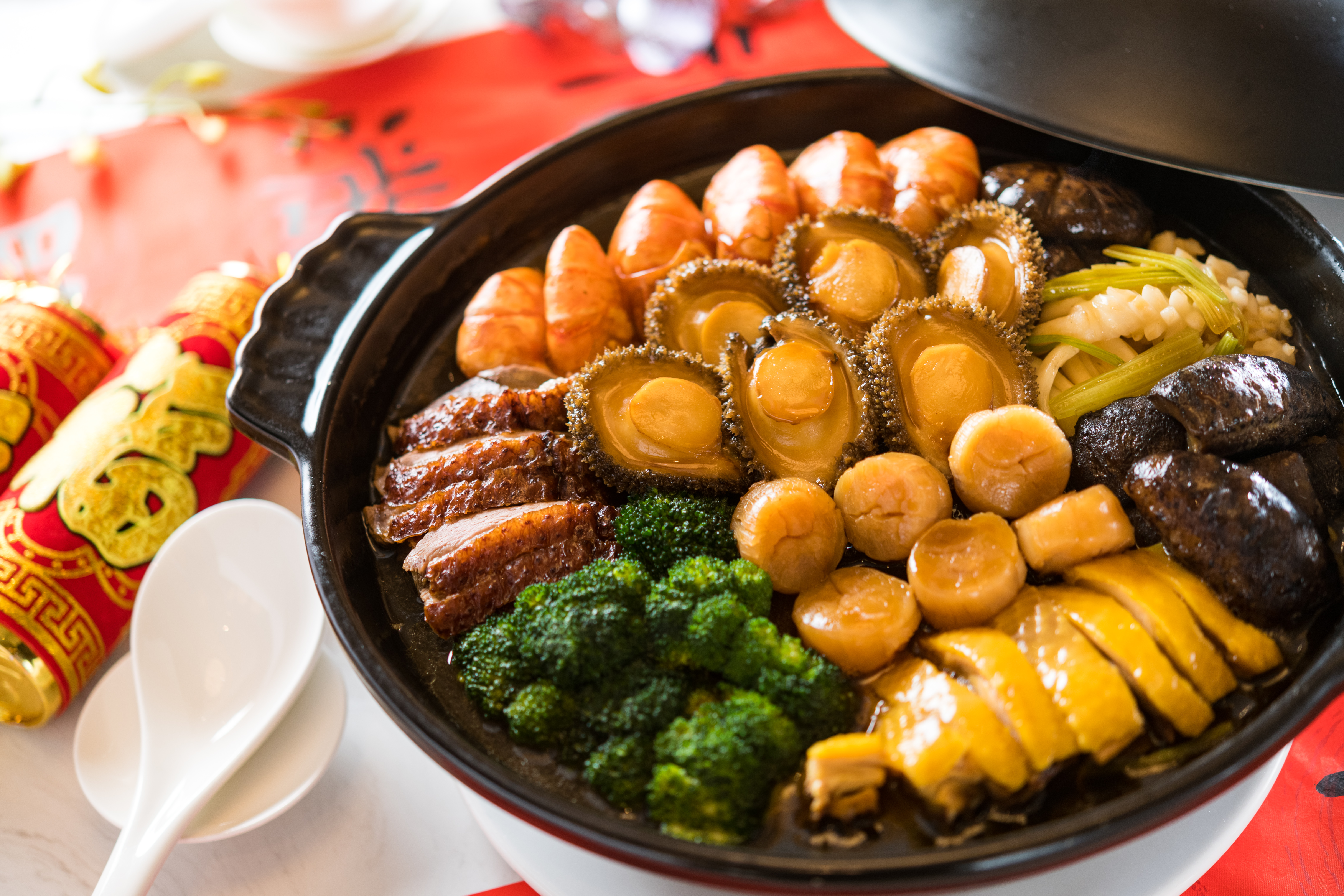 「花開富貴圍爐盆菜」運用多樣烹調技巧料理矜貴食材，是粵式美味的集大成。（6,999元／鍋，可外帶，需3天前預訂）