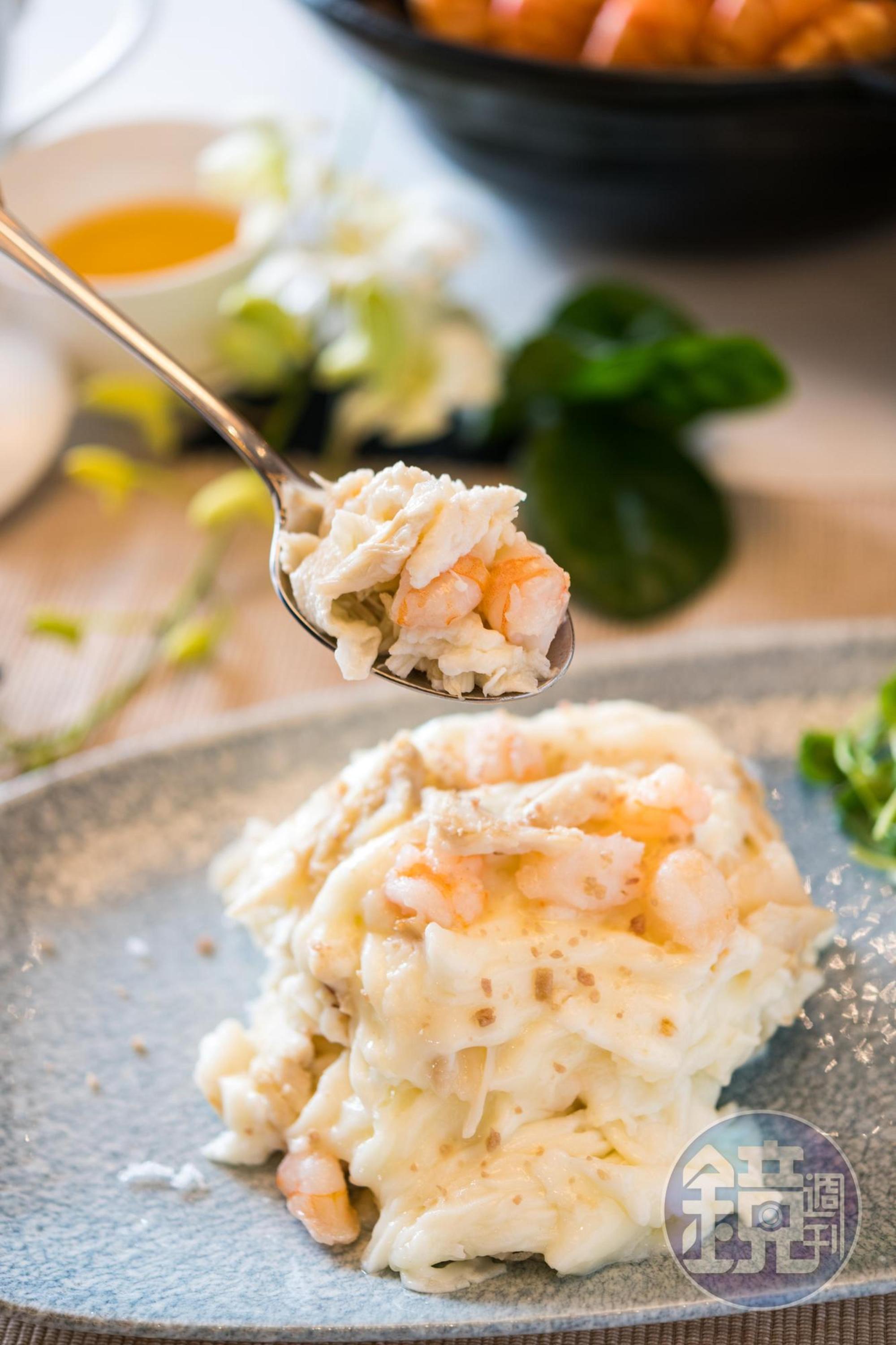 「蟹肉海皇炒鮮奶」用鮮奶與蛋白炒得內潤不生，十分考驗炒功，（880元／份，限內用）