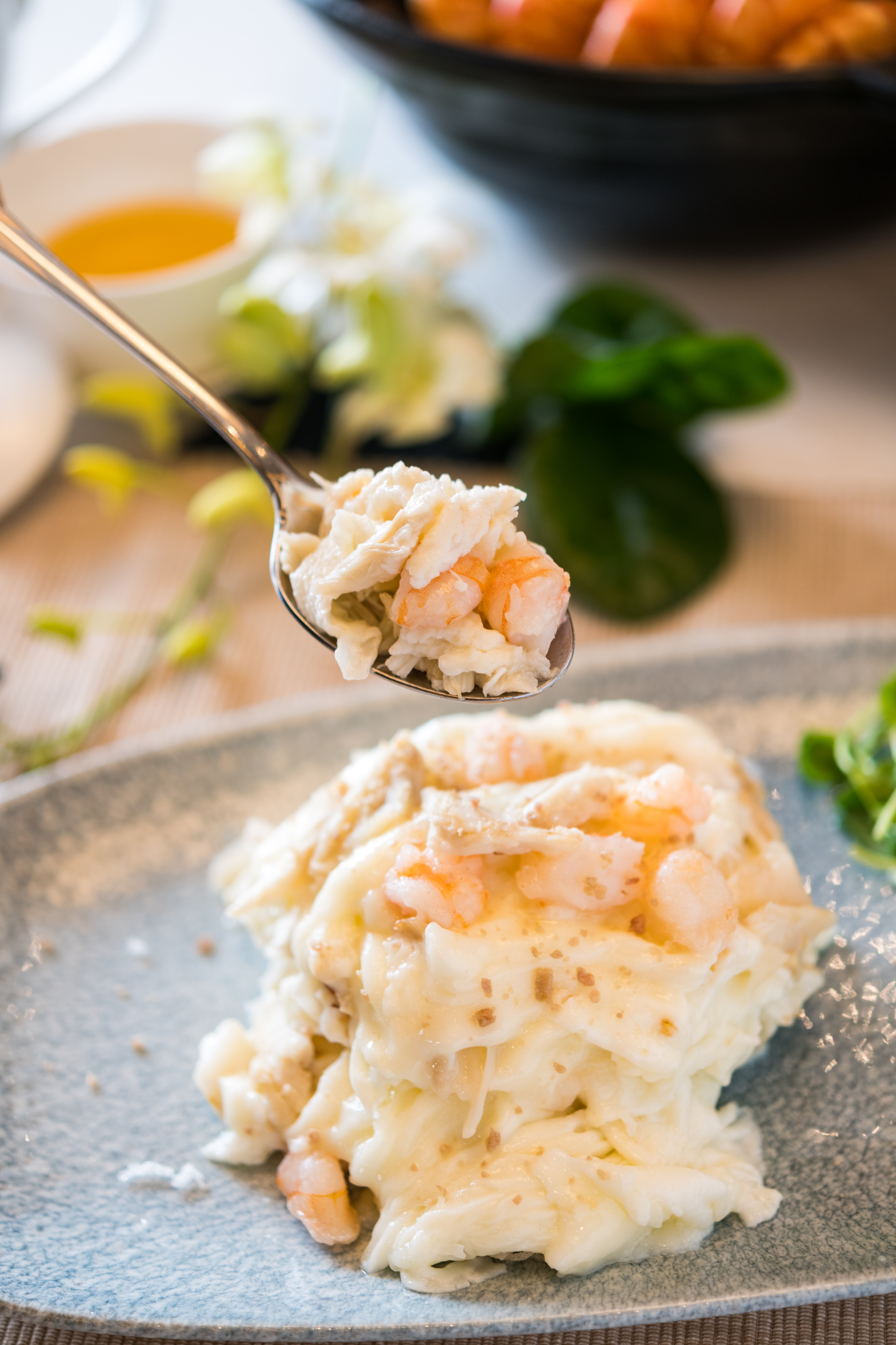 「蟹肉海皇炒鮮奶」用鮮奶與蛋白炒得內潤不生，十分考驗炒功，（880元／份，限內用）