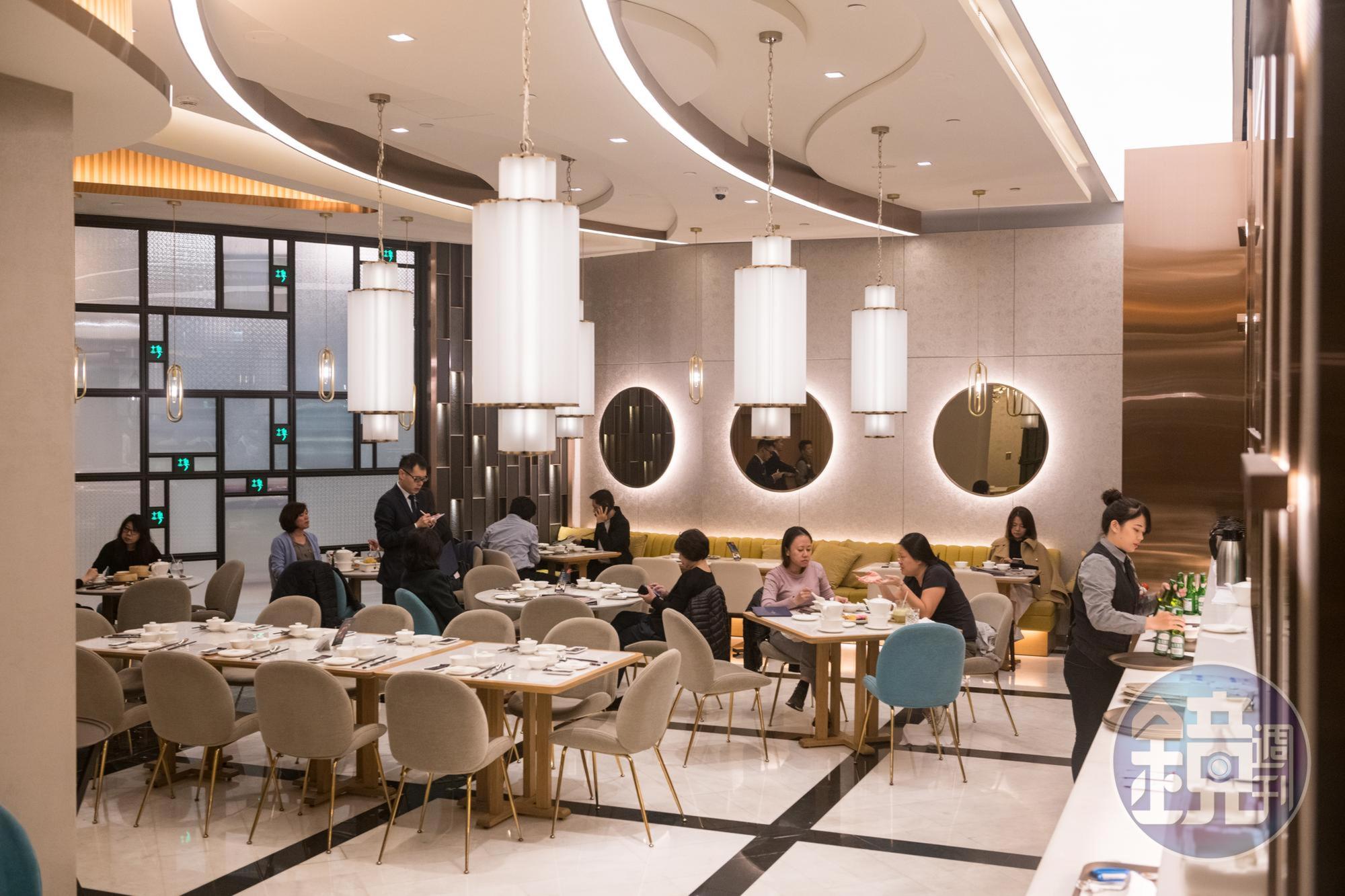 主要用餐空間以圓鏡裝飾，具有延伸視覺的效果。