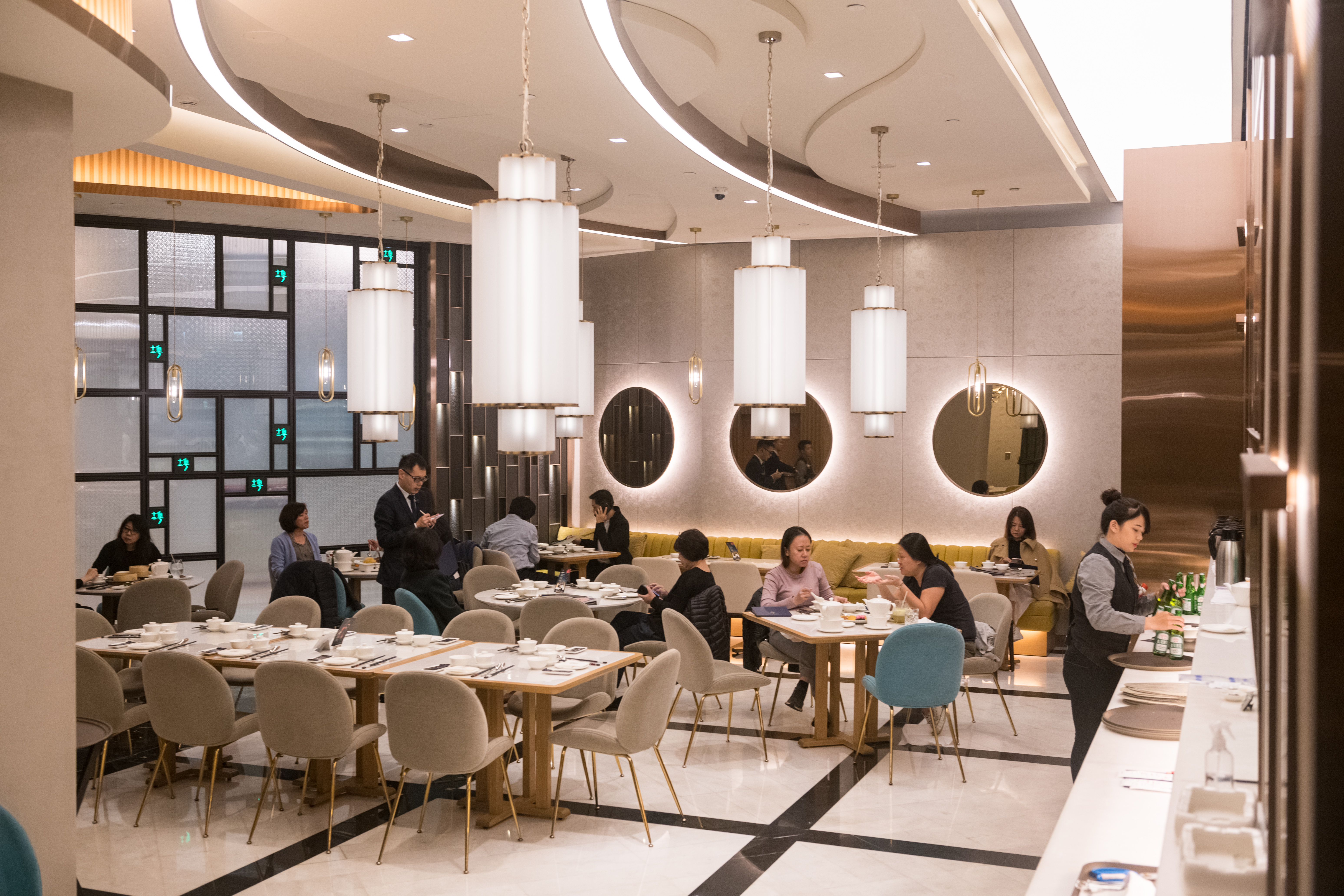 主要用餐空間以圓鏡裝飾，具有延伸視覺的效果。