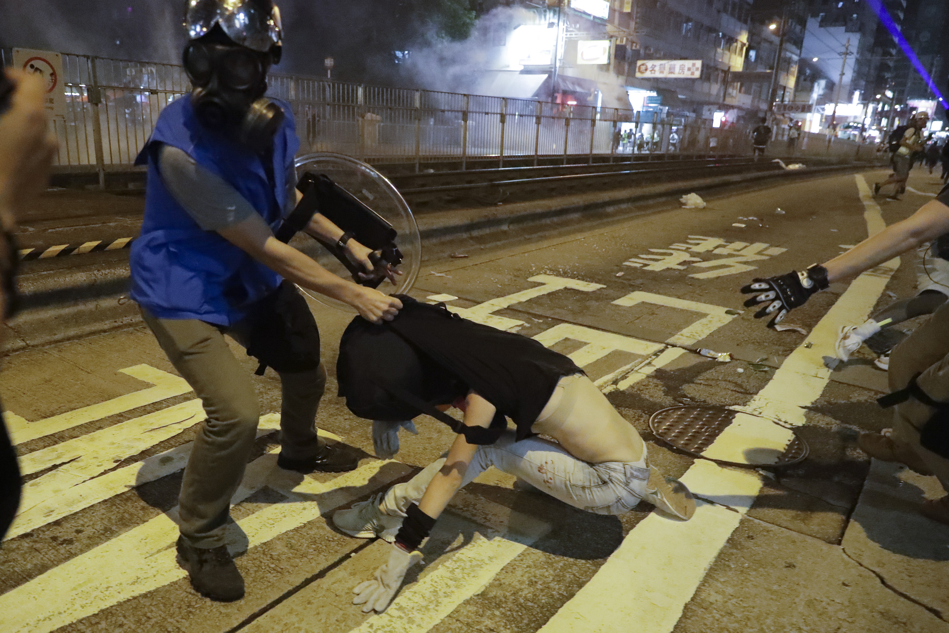 港警粗暴對待女性的影像和證言屢屢見諸媒體。圖為香港一○二一遊行中,港警幾乎扯掉一名女性抗爭者的上衣,露出內衣。(達志影像)