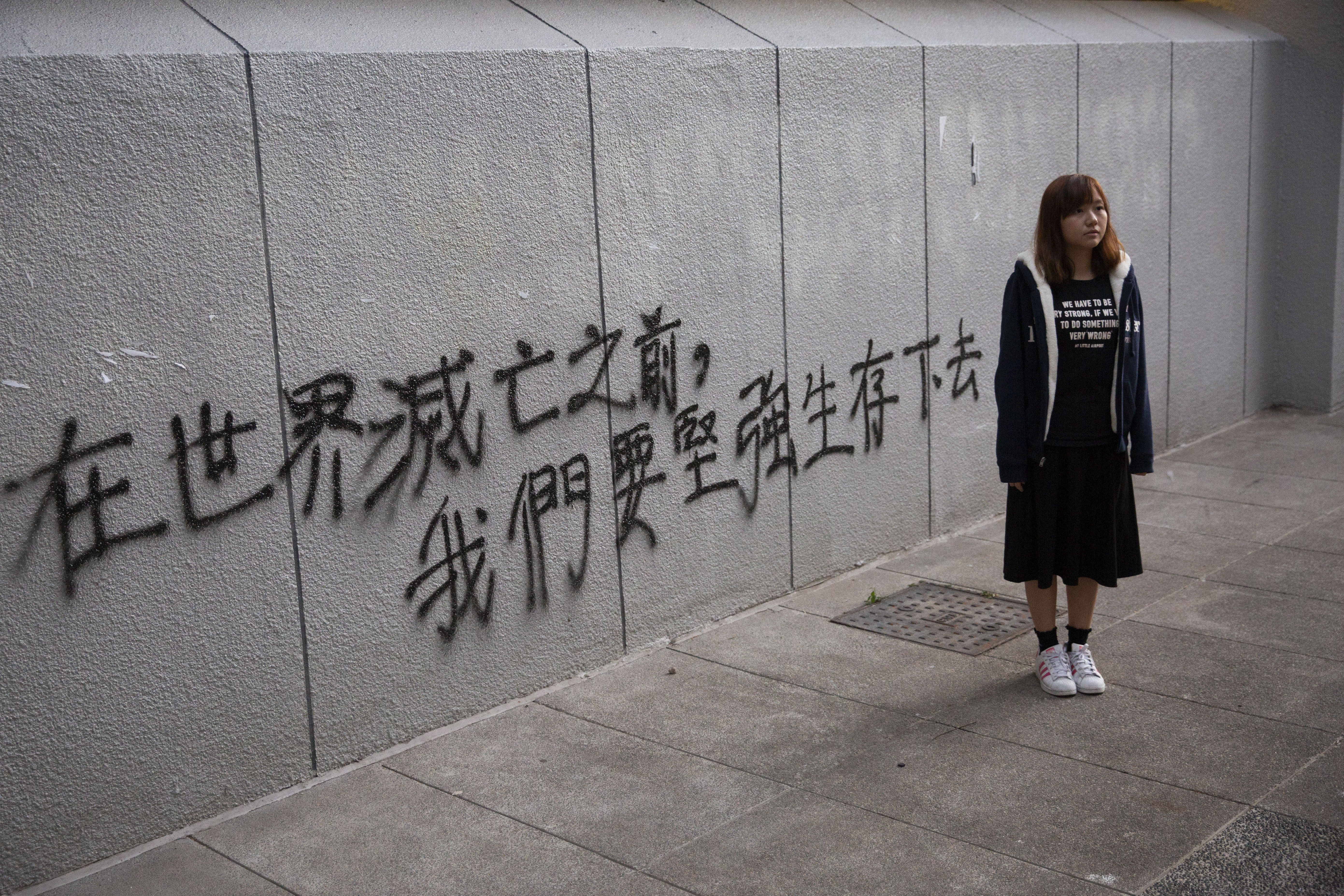 中文大學校內充滿反抗意象塗鴉,其中吳傲雪最喜歡的一句話是「在世界滅亡之前,我們要堅強生存下去。」她身上的黑衣是受訪時必穿的衣服,至今曝光上百次,印著My Little Airport的歌詞,「We have to be very strong if we do something very ‘wrong’(如果我們要做「錯」的事情,必須非常堅強)。」
