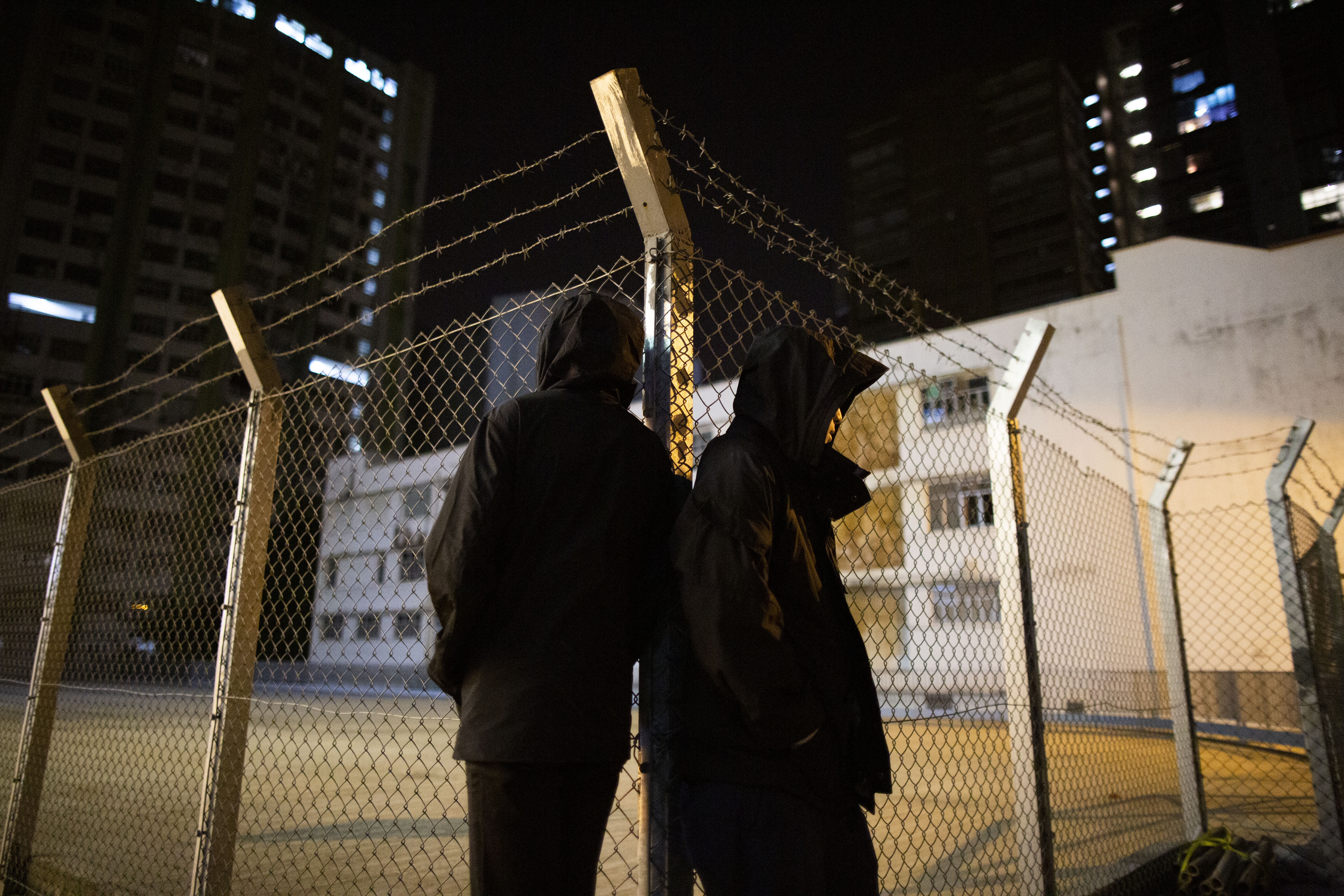 大寶和小雞在網路上認識，他們說現在人們往往不用言語，就肯定曾在戰場上見過彼此。