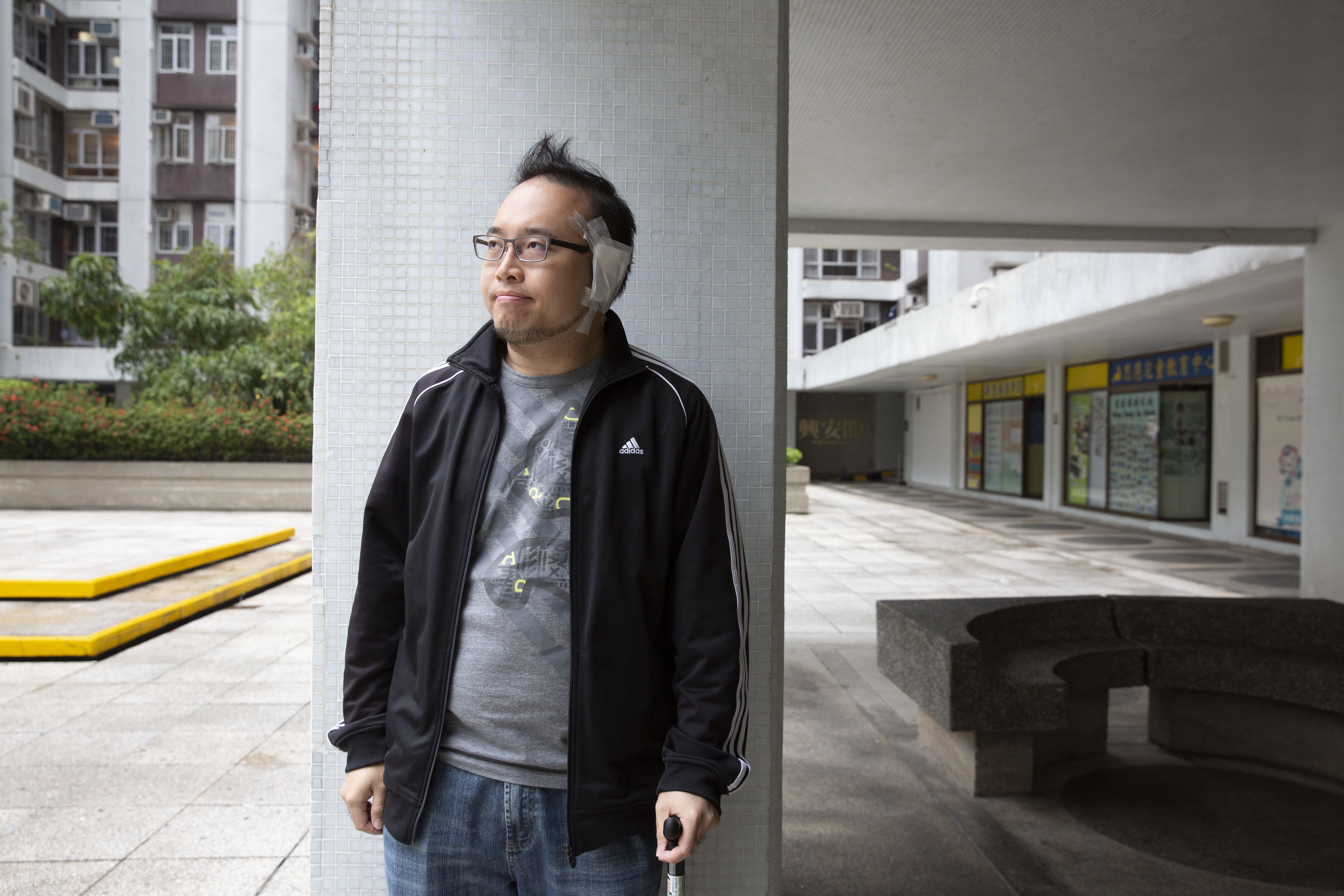 趙家賢遇襲至今，身體仍十分虛弱。圖為他在居住的社區接受訪問。