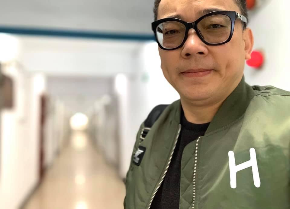 詹惟中雖然多次po文表態挺韓,不過有眼尖的網友發現,詹臉書總是po出綠色飛行夾克裝,再後製變成「鋼鐵H夾克」。(翻攝自詹惟中臉書粉專)
