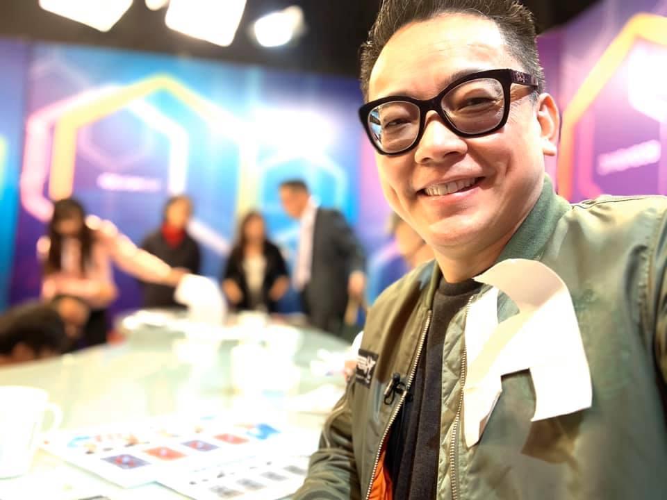 詹惟中雖然多次po文表態挺韓,不過有眼尖的網友發現,詹臉書總是po出綠色飛行夾克裝,再後製變成「鋼鐵H夾克」。(翻攝自詹惟中臉書粉專)
