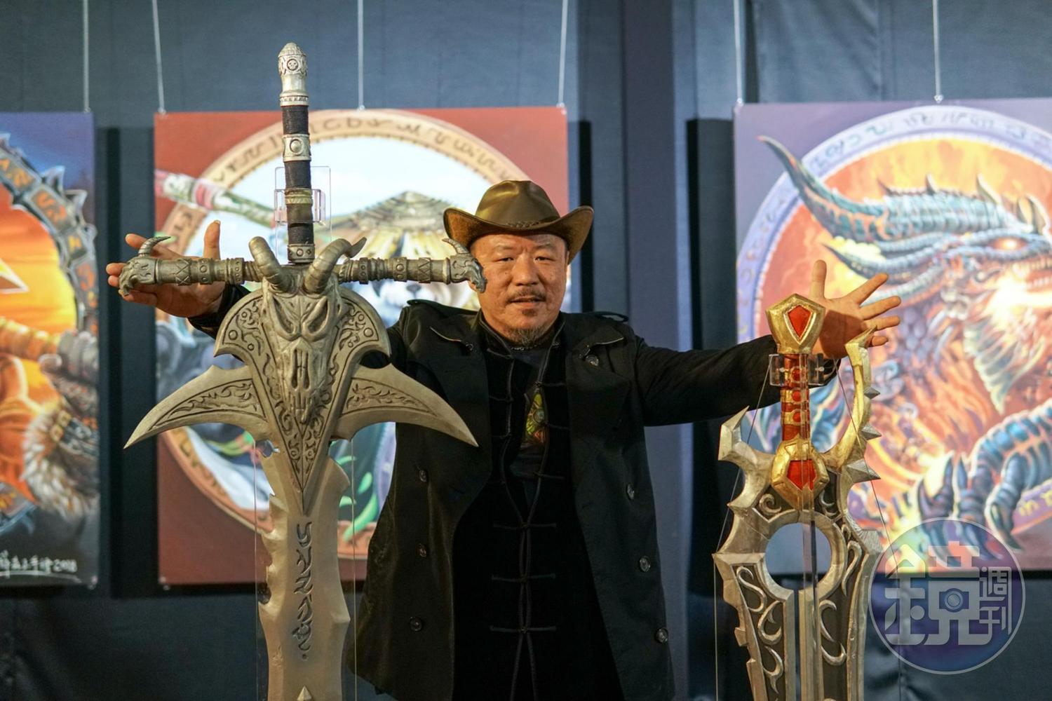 林昭辰是15年的資深《魔獸世界》玩家，他利用木料打造出遊戲中的神兵利器，日前在《魔獸》15週年派對上展出。
