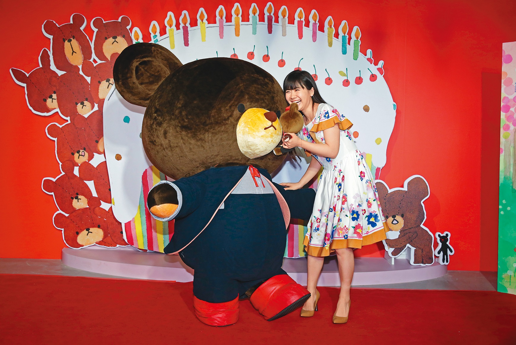 福原愛跟小熊互動幾乎零距離，出席活動的態度相當稱職。