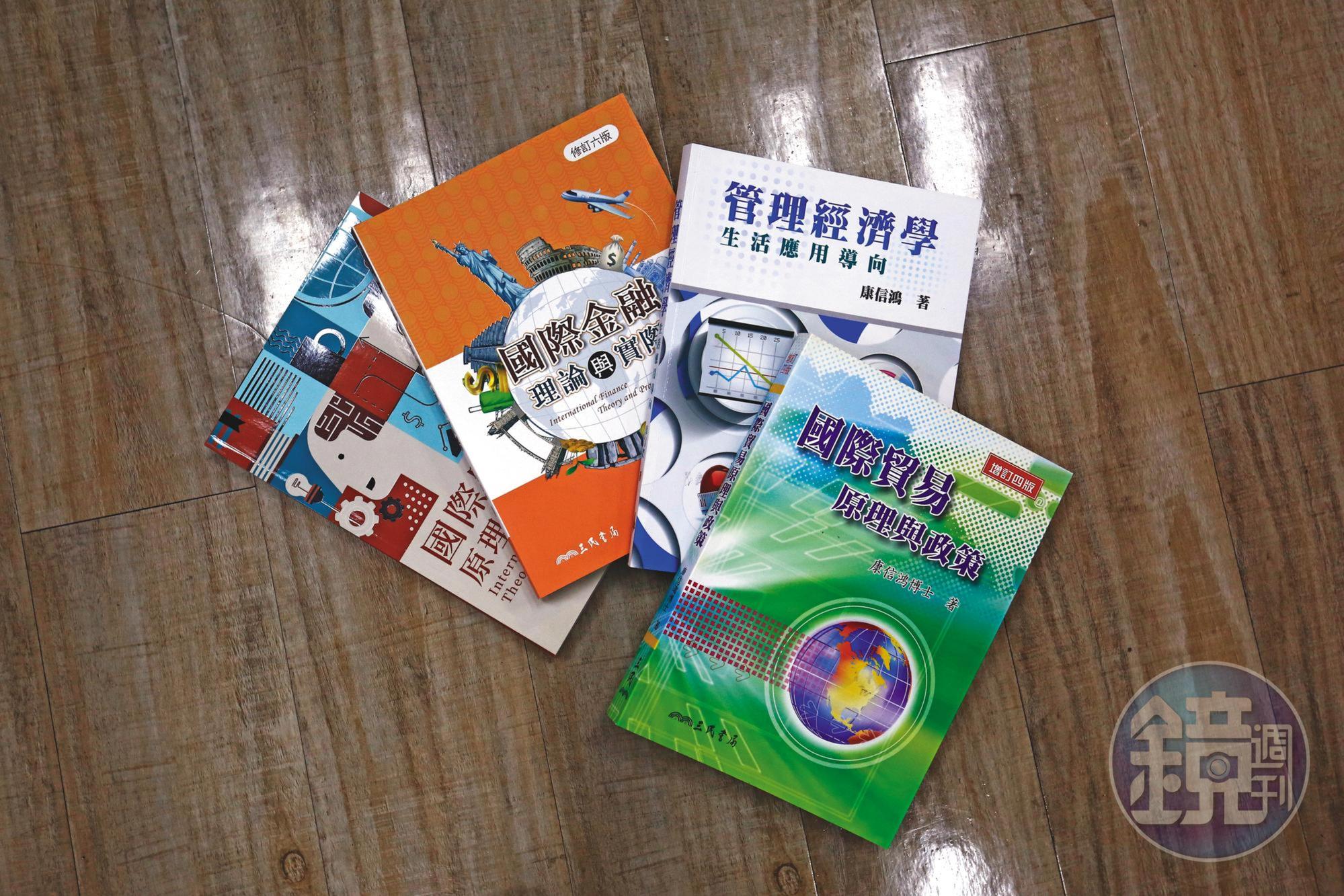 康信鴻在台肥內部開班授課,卻被檢舉用公款購買自己撰寫的4本教科書,有自肥之嫌。