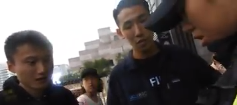 巡邏警員見狀上前關切，3名年輕人囂張氣焰全消。（翻攝臉書）