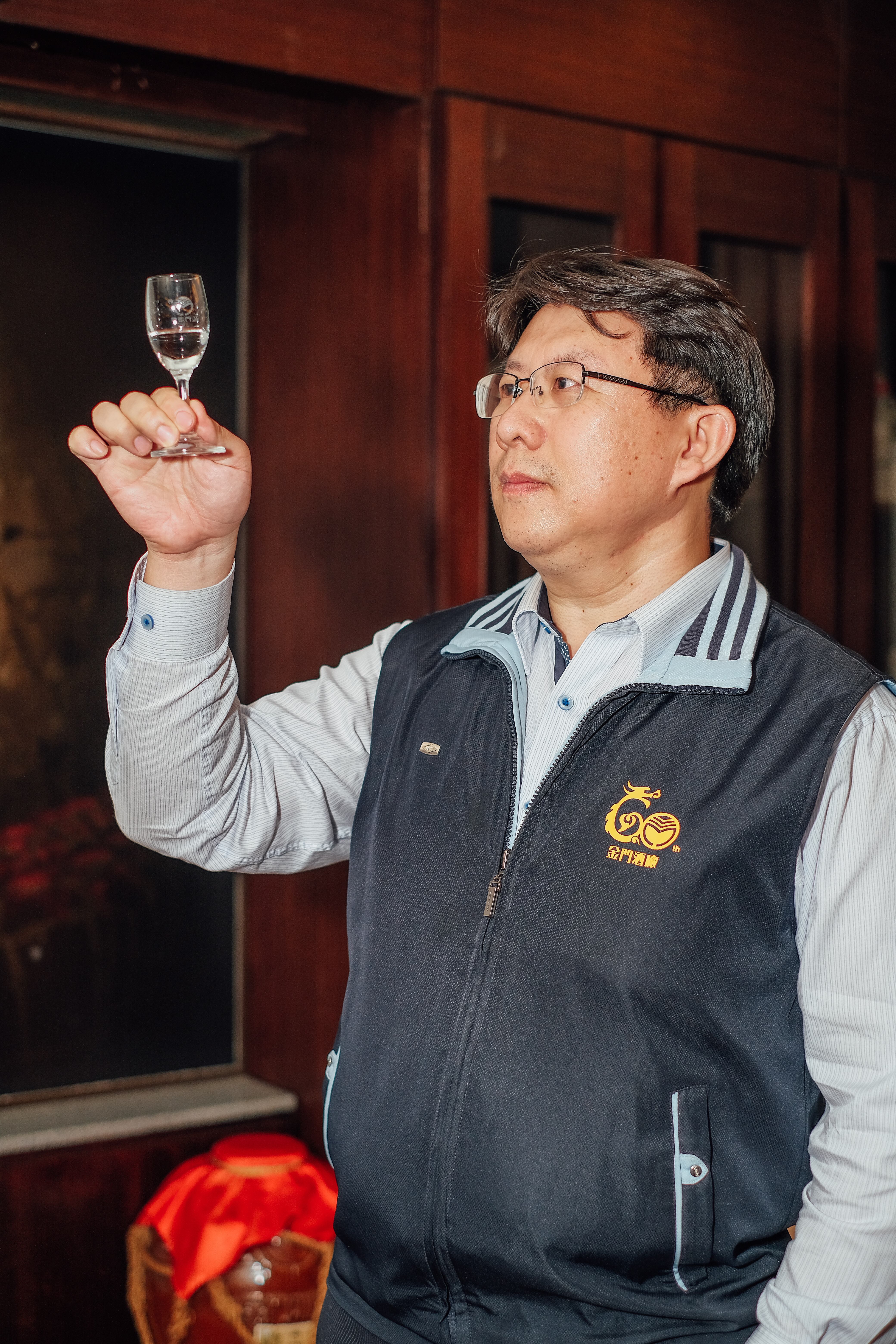 由於台灣目前尚無中式白酒品評證照，金門酒廠有許多品酒師都到對岸去考照，擁有中國國家一級品酒師資格的呂宜儒是當中的佼佼者。