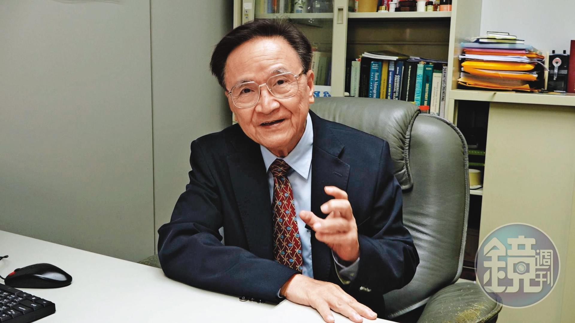 政大金融系教授殷乃平警告投資人，中國債券危機恐讓台灣金融業受創嚴重。（蔡宗儒攝）
