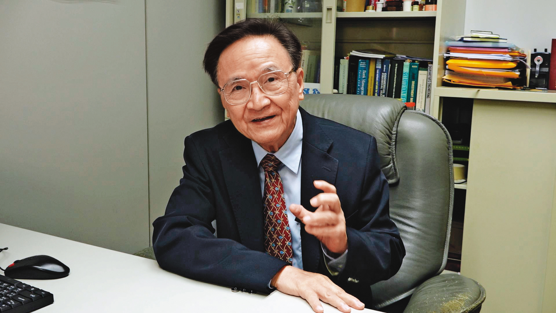 政大金融系教授殷乃平警告投資人，中國債券危機恐讓台灣金融業受創嚴重。（蔡宗儒攝）