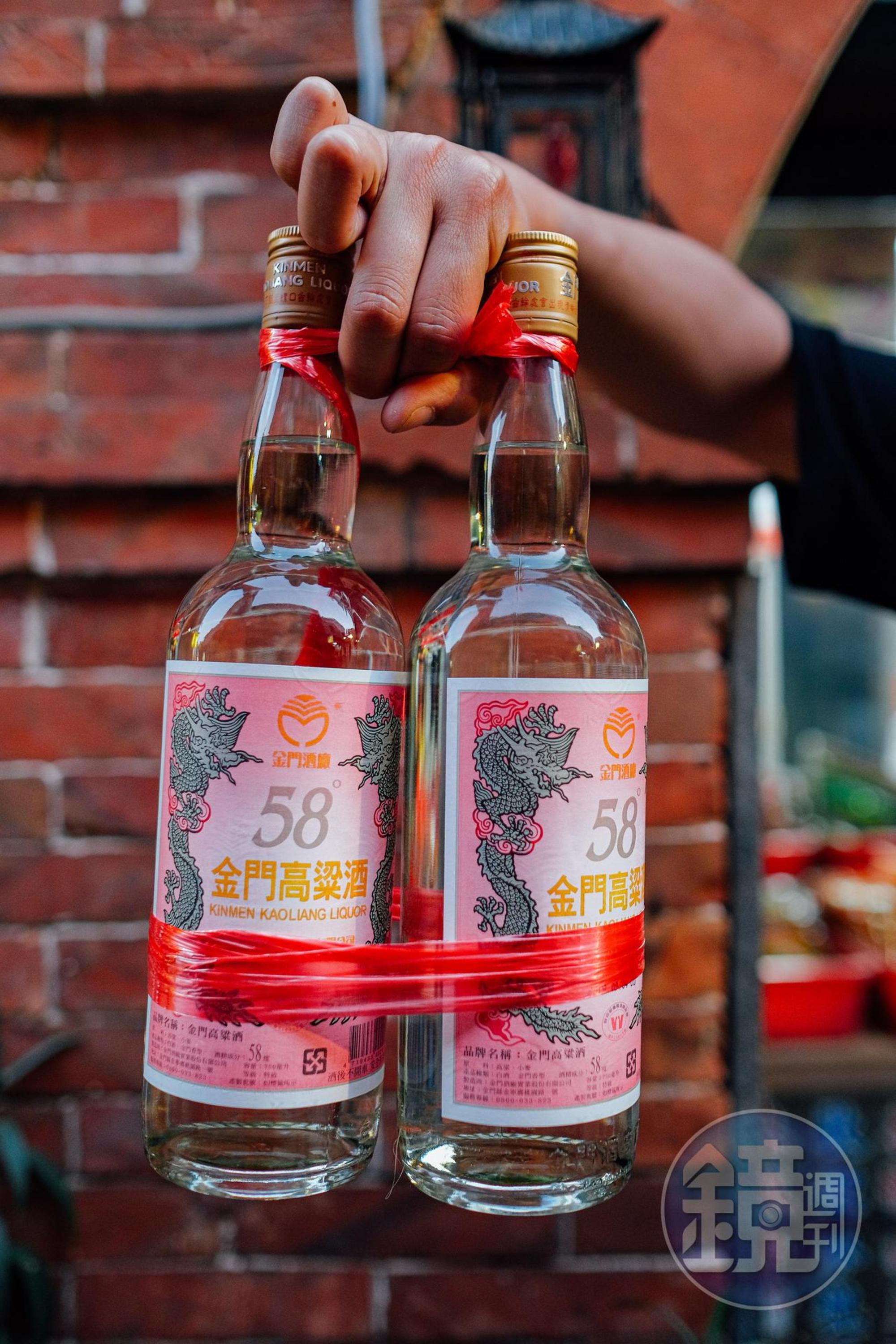 在金門賣酒的商家為方便客人提酒，發展出一套獨特的綁酒方法，模樣樸趣可愛。