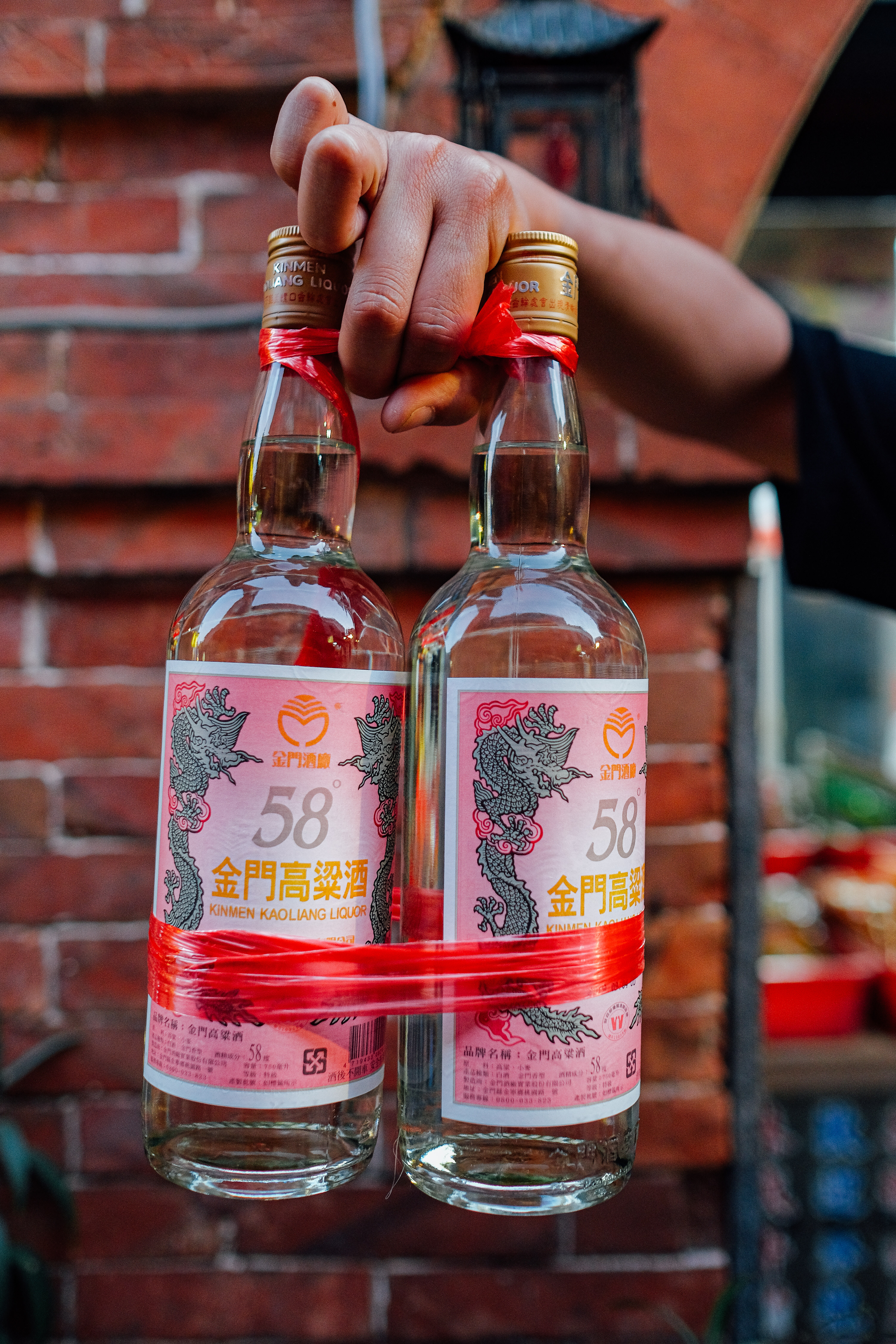 在金門賣酒的商家為方便客人提酒，發展出一套獨特的綁酒方法，模樣樸趣可愛。