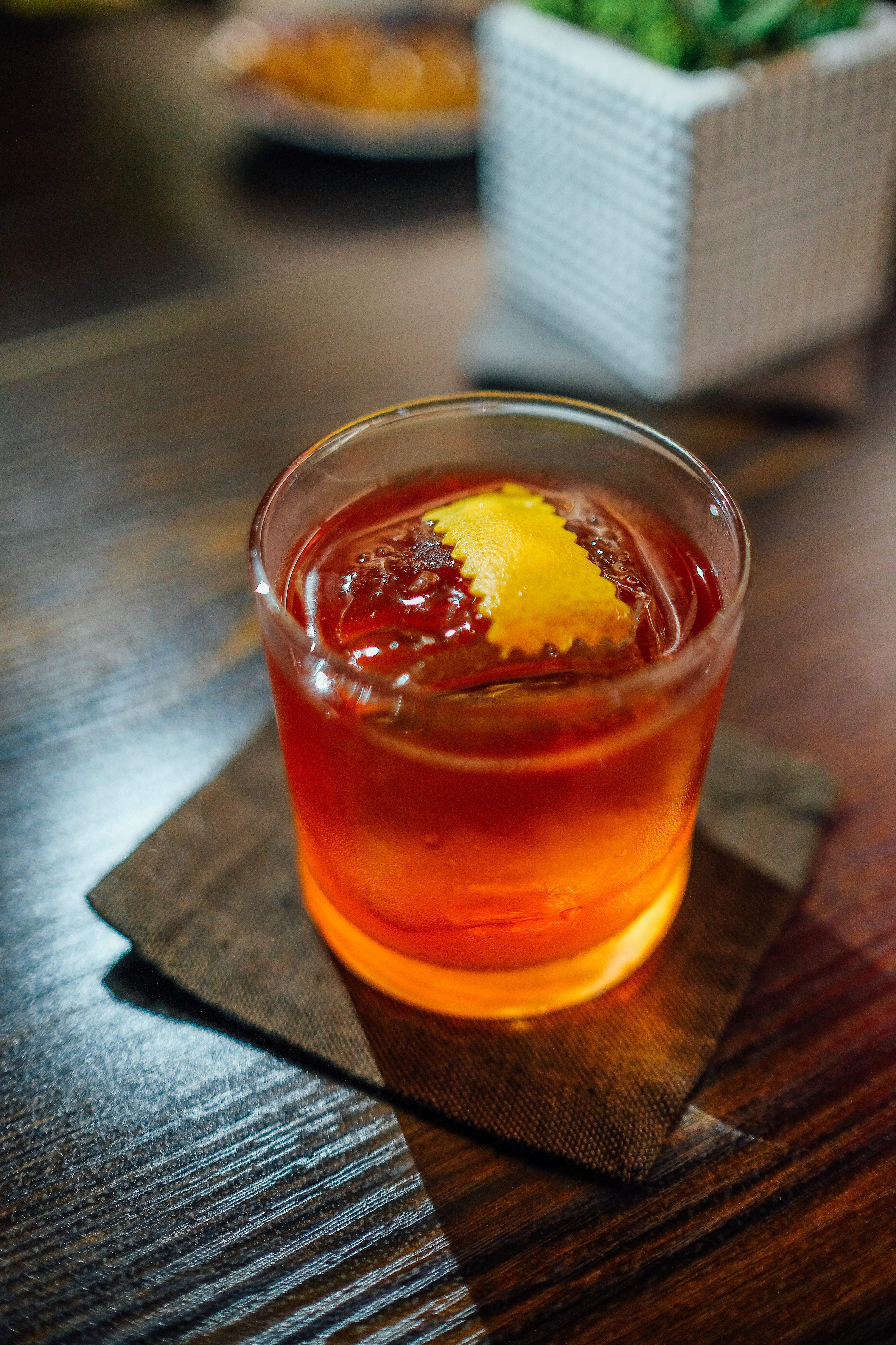 「燕南紅」用金門高粱取代琴酒，調出在地版的Negroni，Campari的苦甜韻致讓渾厚酒體更添大人味。（280元／杯）