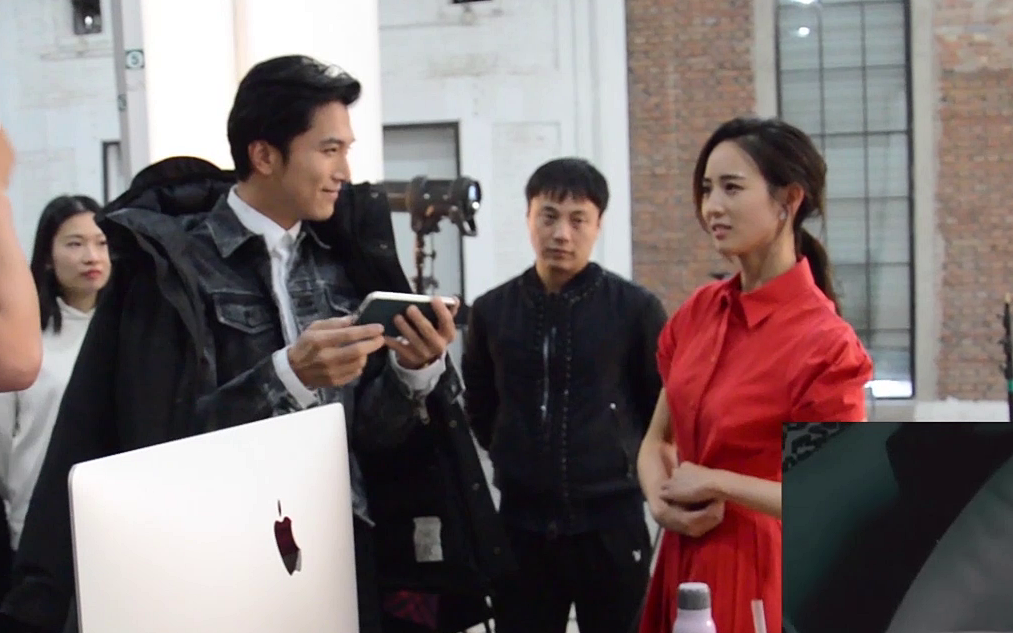 邱澤特地探班張鈞甯，當導演和她說話時，他眼帶笑意地看著。（截圖自影片）