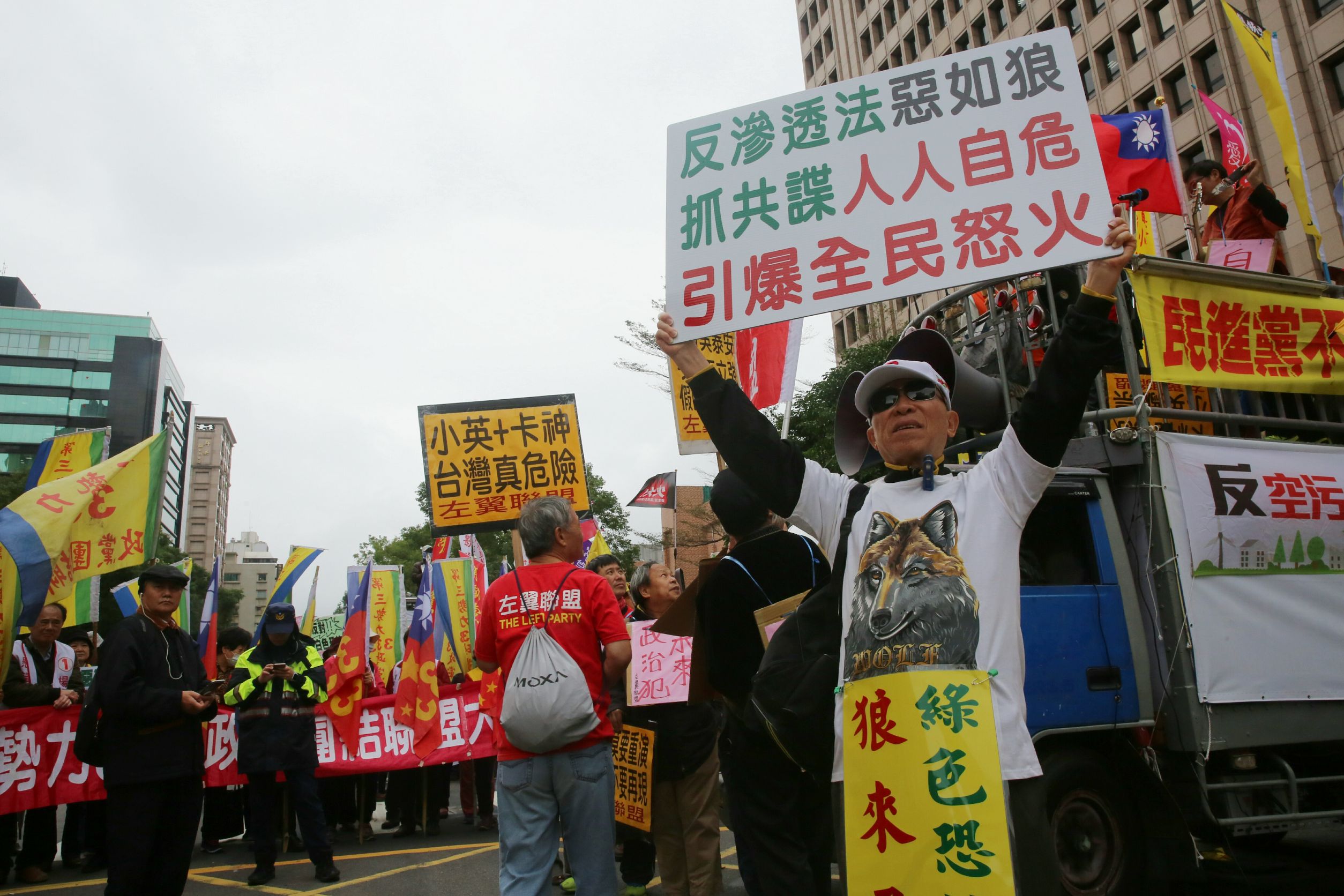 包括統促黨、新黨、左翼聯盟等團體到立法院外抗議反滲透法通過。