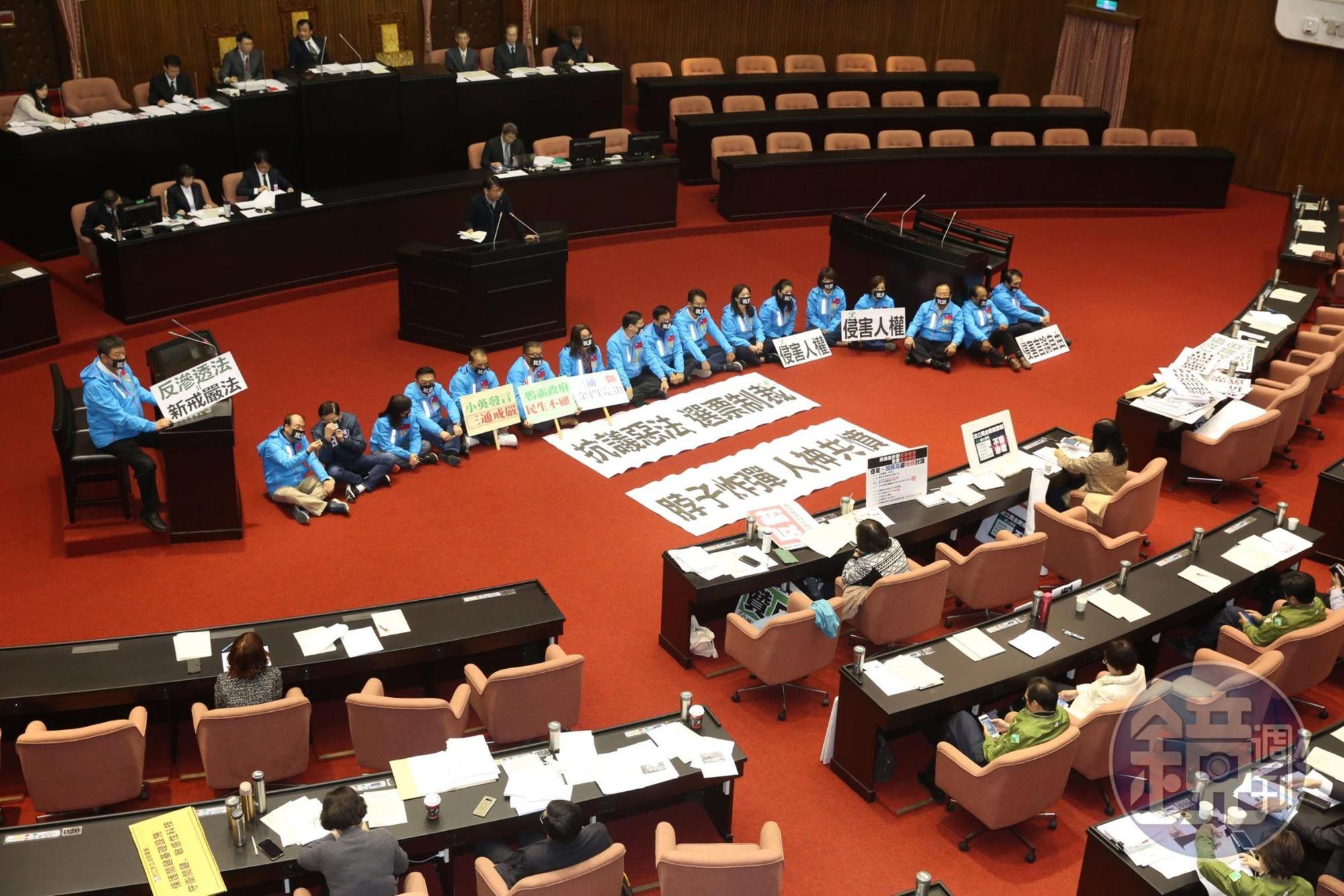 表決時，國民黨立委帶著口罩靜坐抗議並未投票。