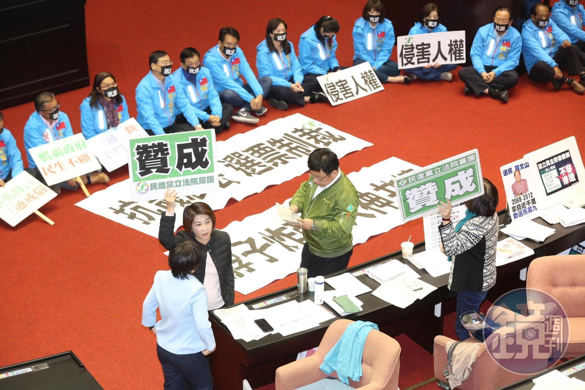表決時，國民黨立委帶著口罩靜坐抗議並未投票。