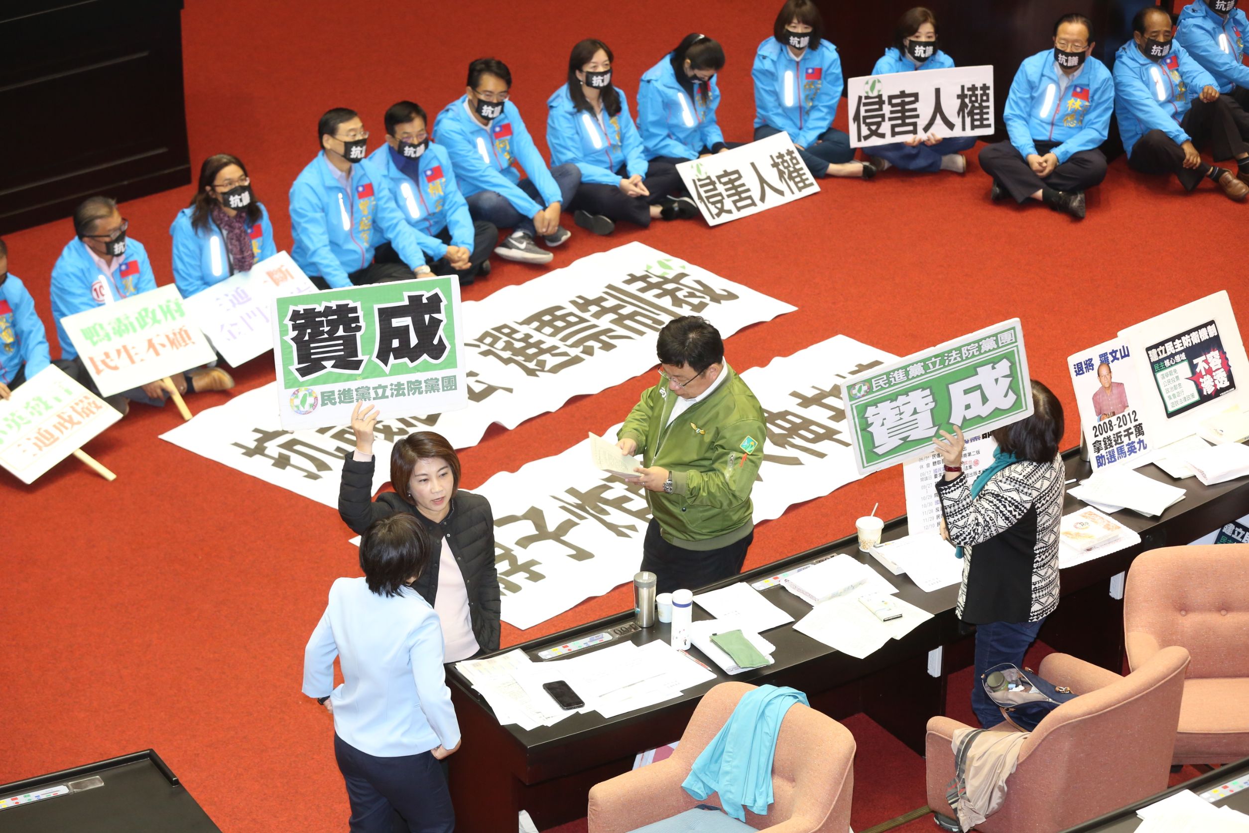 表決時，國民黨立委帶著口罩靜坐抗議並未投票。