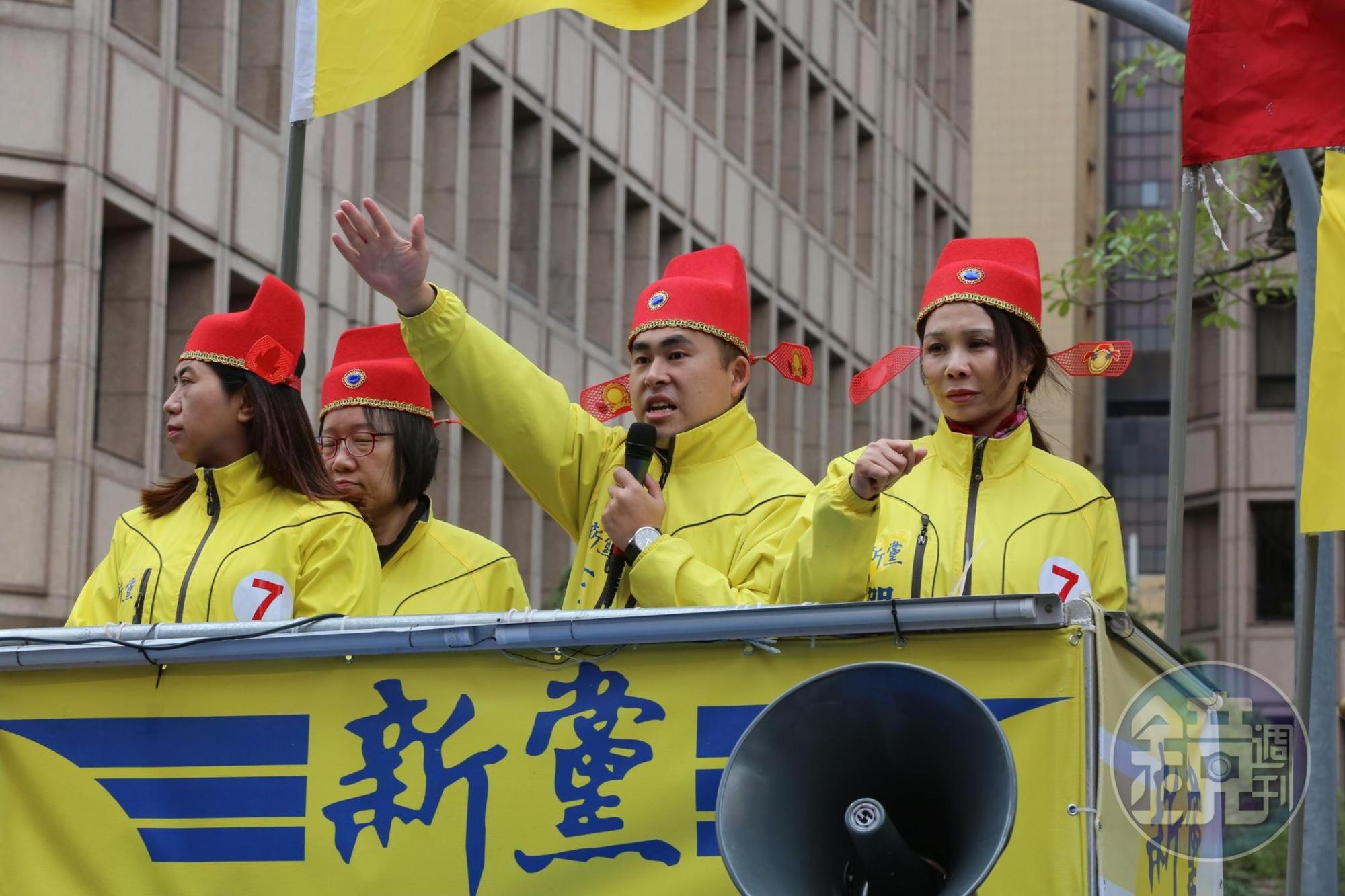 新黨發言人王炳忠（右2）率眾到立法院會抗議《反滲透法》三讀。