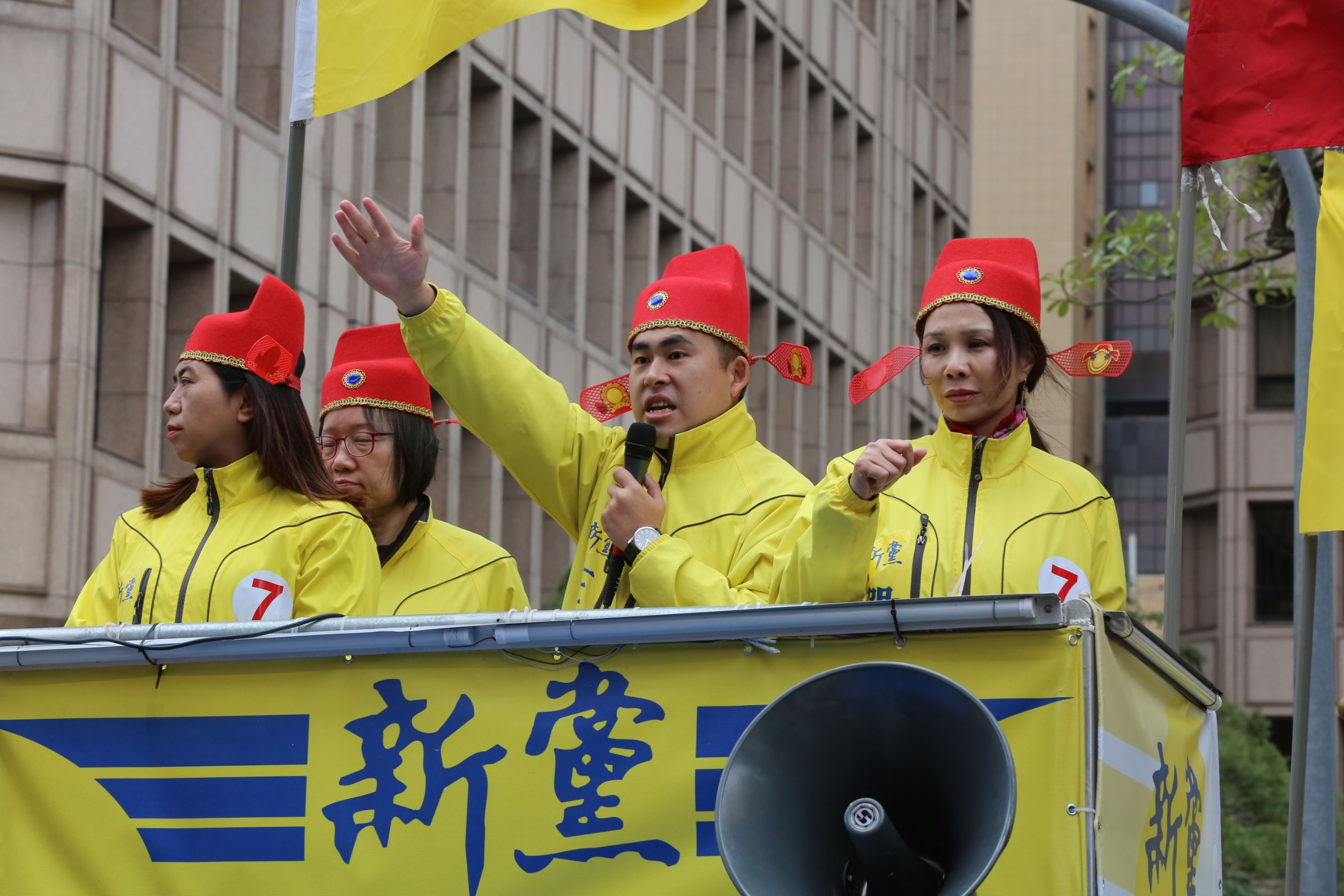 新黨發言人王炳忠（右2）率眾到立法院會抗議《反滲透法》三讀。