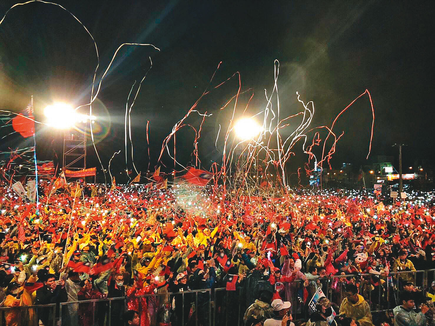 辯論會後，韓國瑜趕往台中造勢，當晚雨勢不斷，卻澆不熄韓粉熱情。（韓國瑜競辦提供）