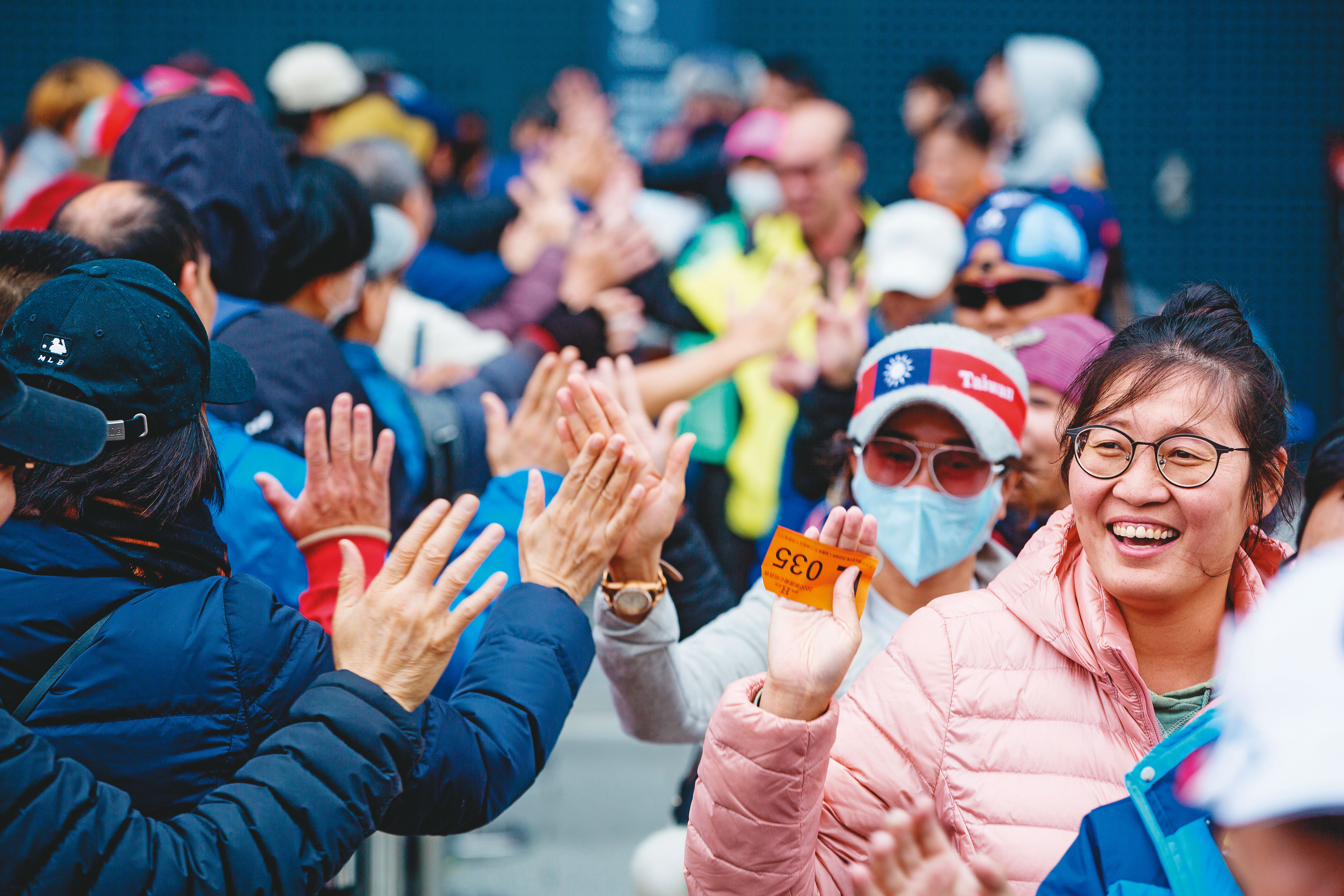 韓國瑜舉辦鋼鐵H夾克義賣會，吸引大批韓粉相挺，半天所得總額達1,079萬7,500元，將全數捐作公益。