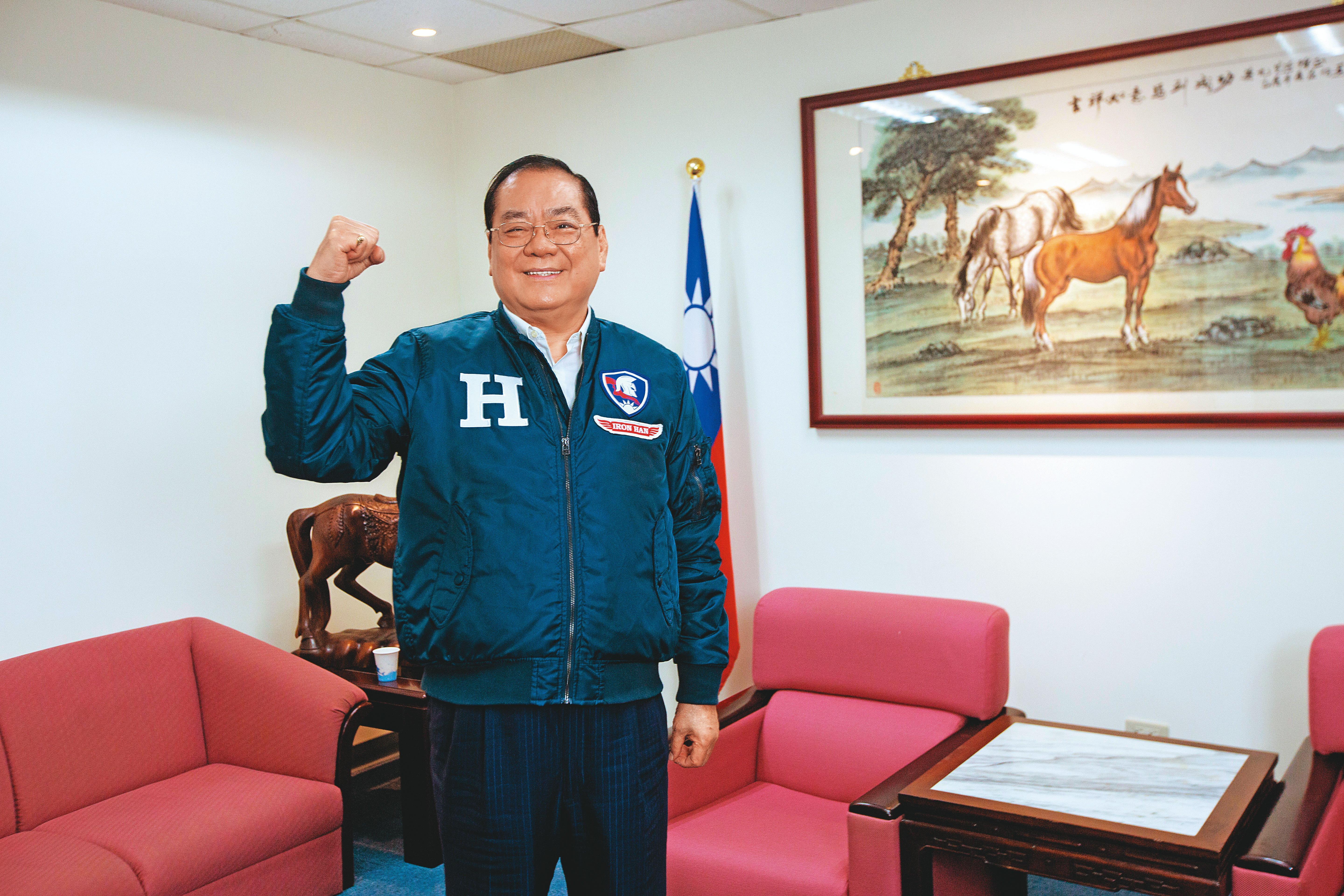 選戰倒數，肩負國民黨選戰操盤的曾永權認為，韓國瑜已帶動選情逆勢，藍營是倒吃甘蔗。