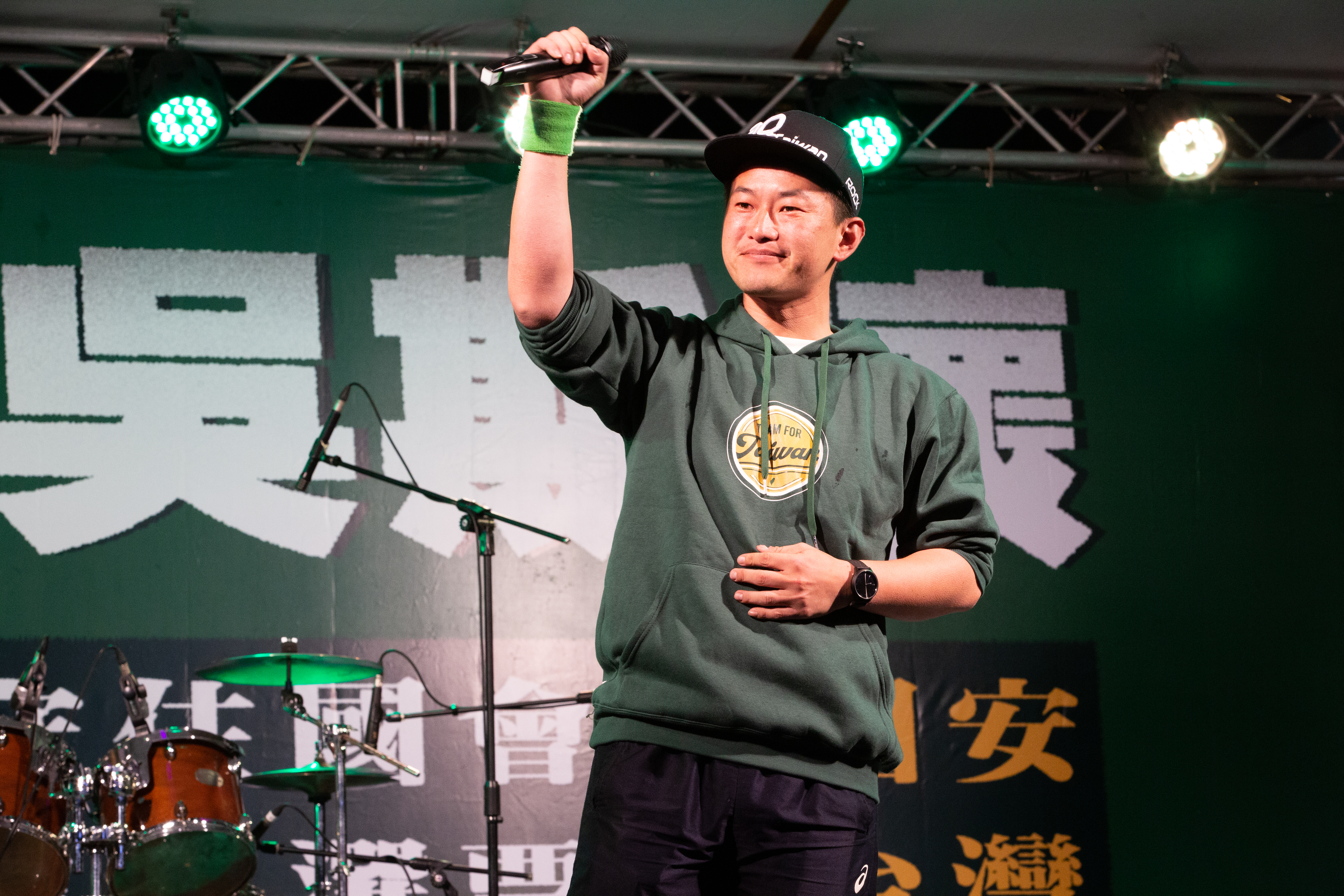 台灣基進立委參選人陳柏惟則於臉書上對顏寬恒喊話，如果對護台法案有不清楚的地方，「我願意弄到你懂為止」。