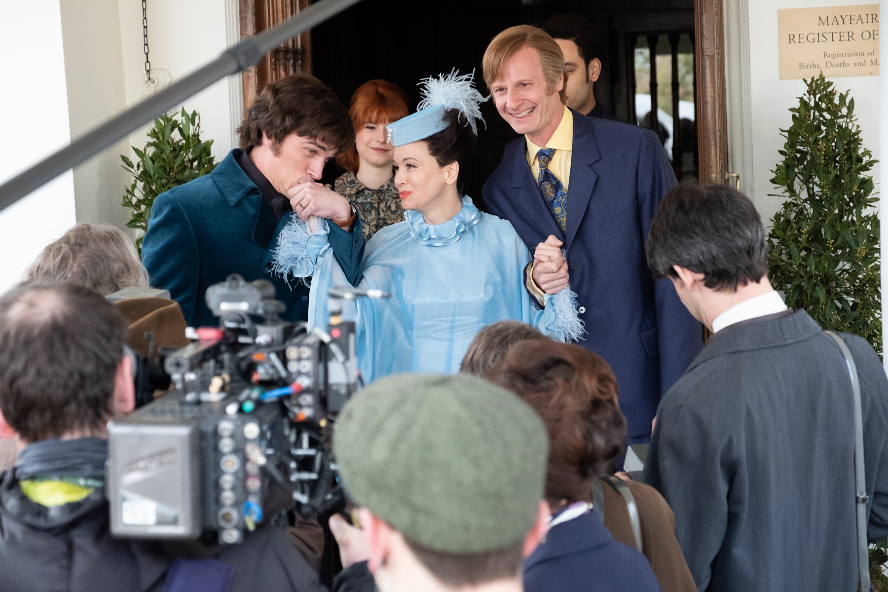 當年茱蒂嘉蘭為自己設計了一套結婚禮服，片中芮妮穿的則是以原版為靈感，幾乎復刻的類似款。（采昌提供）