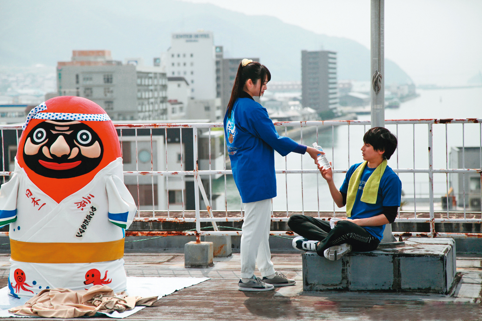 大森研一的前作《やっさだるマン》以廣島縣三原市為舞台，片名取自當地官方吉祥物。（翻攝自news.livedoor.com）