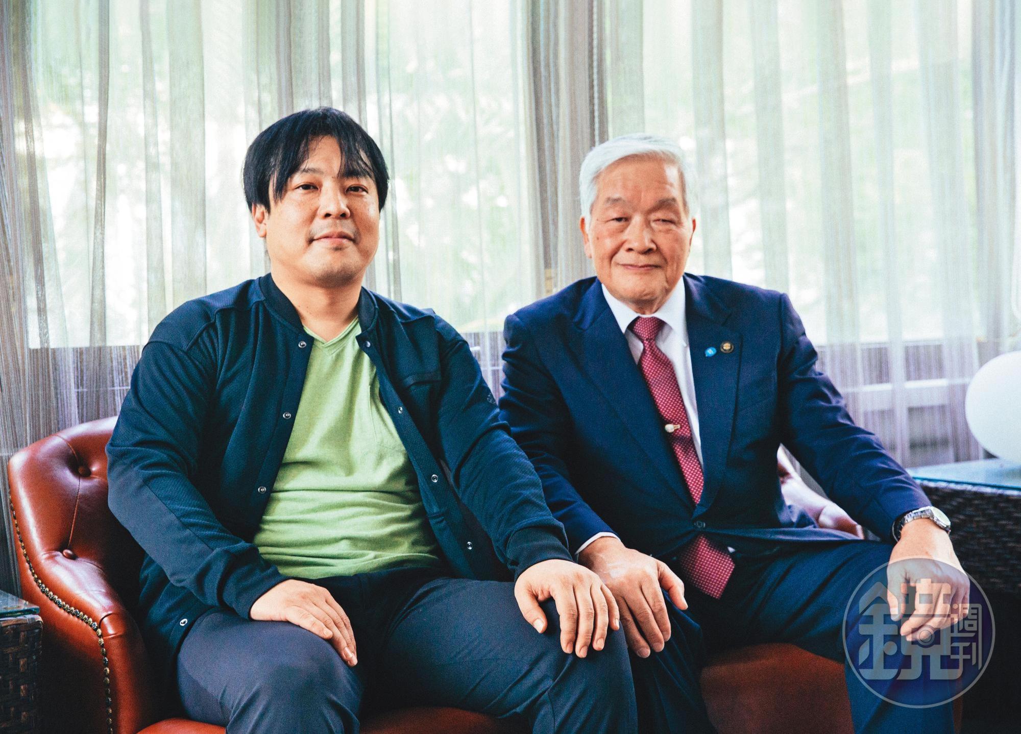 導演大森研一（左）及新居濱市市長石川勝行（右）共同推動《與昨日同行》拍攝，兩人合作愉快。