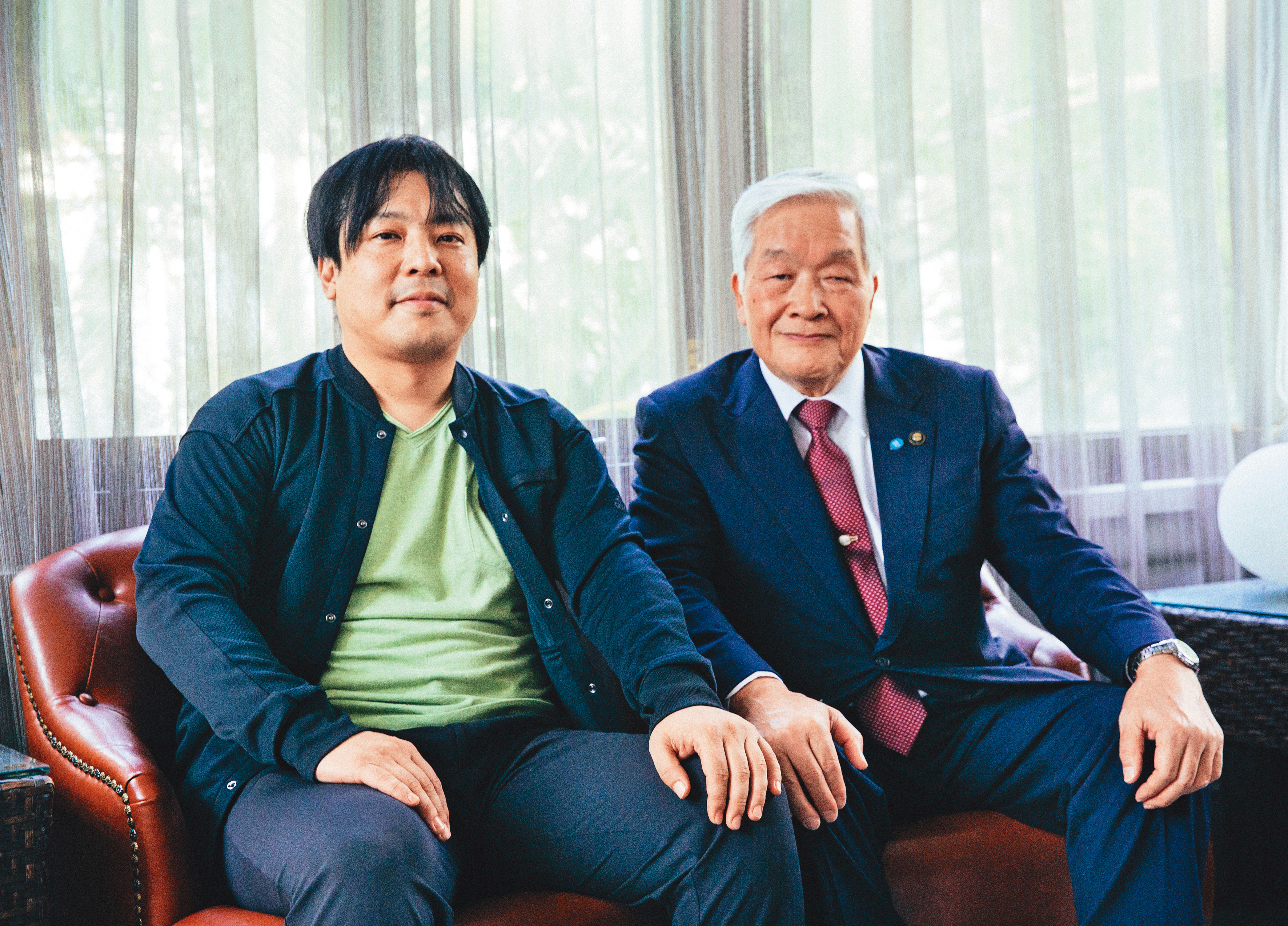 導演大森研一（左）及新居濱市市長石川勝行（右）共同推動《與昨日同行》拍攝，兩人合作愉快。