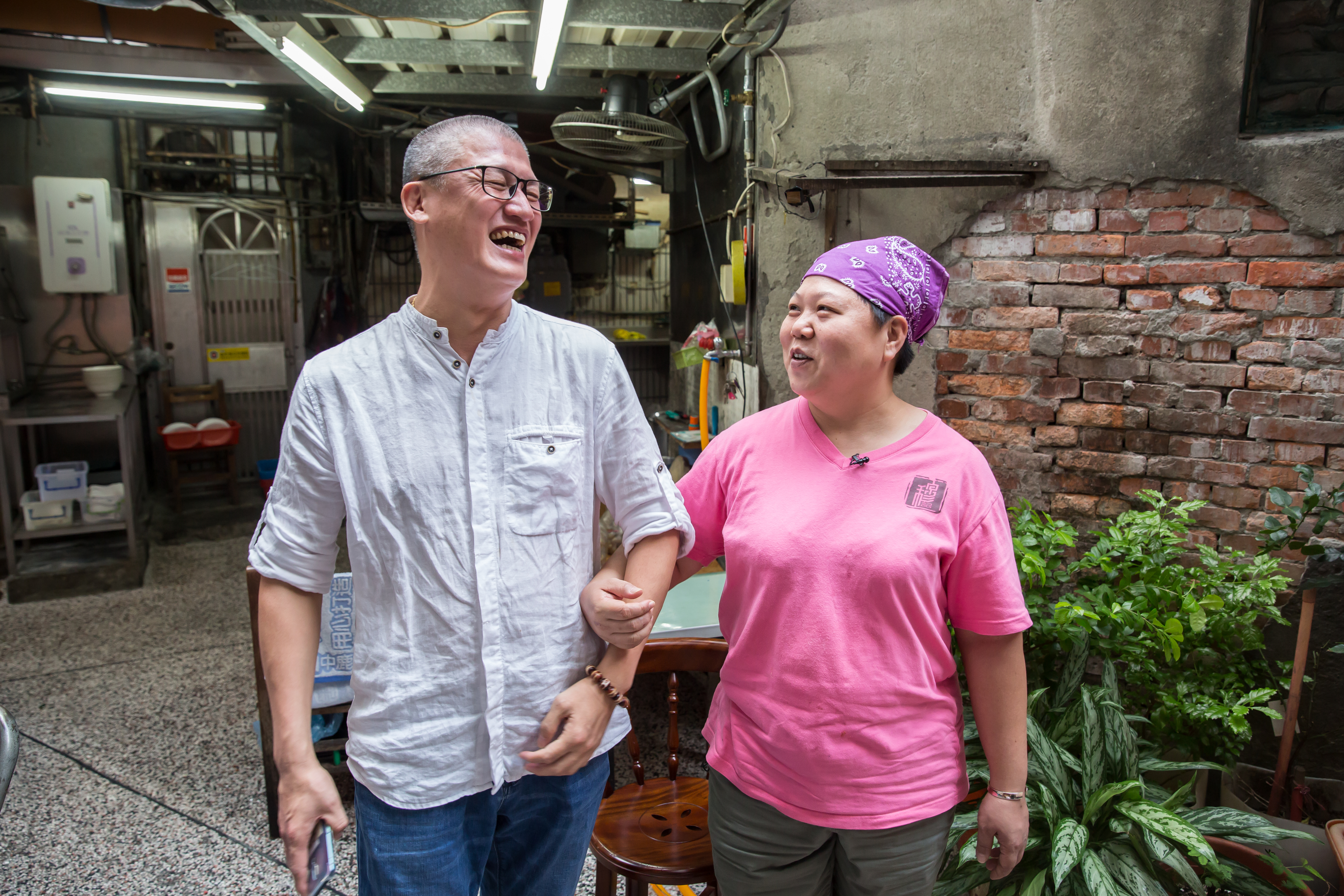 穆沛渝(右)與先生周泰龍(左)認為姻緣皆是佛安排,特別珍惜這段緣分。