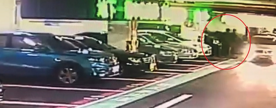新莊偵查隊員警上前欲盤查宋嫌車輛時，遭其開車衝撞（紅圈處）。（翻攝民眾提供監視器畫面）