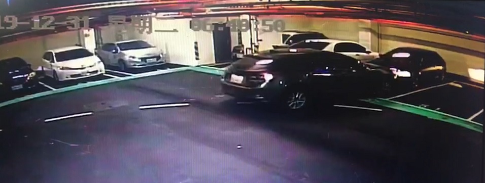 宋嫌負傷逃入B2樓層棄車躲藏，車輛未拉手煞車還撞擊無辜民眾座車。（翻攝民眾提供監視器畫面）